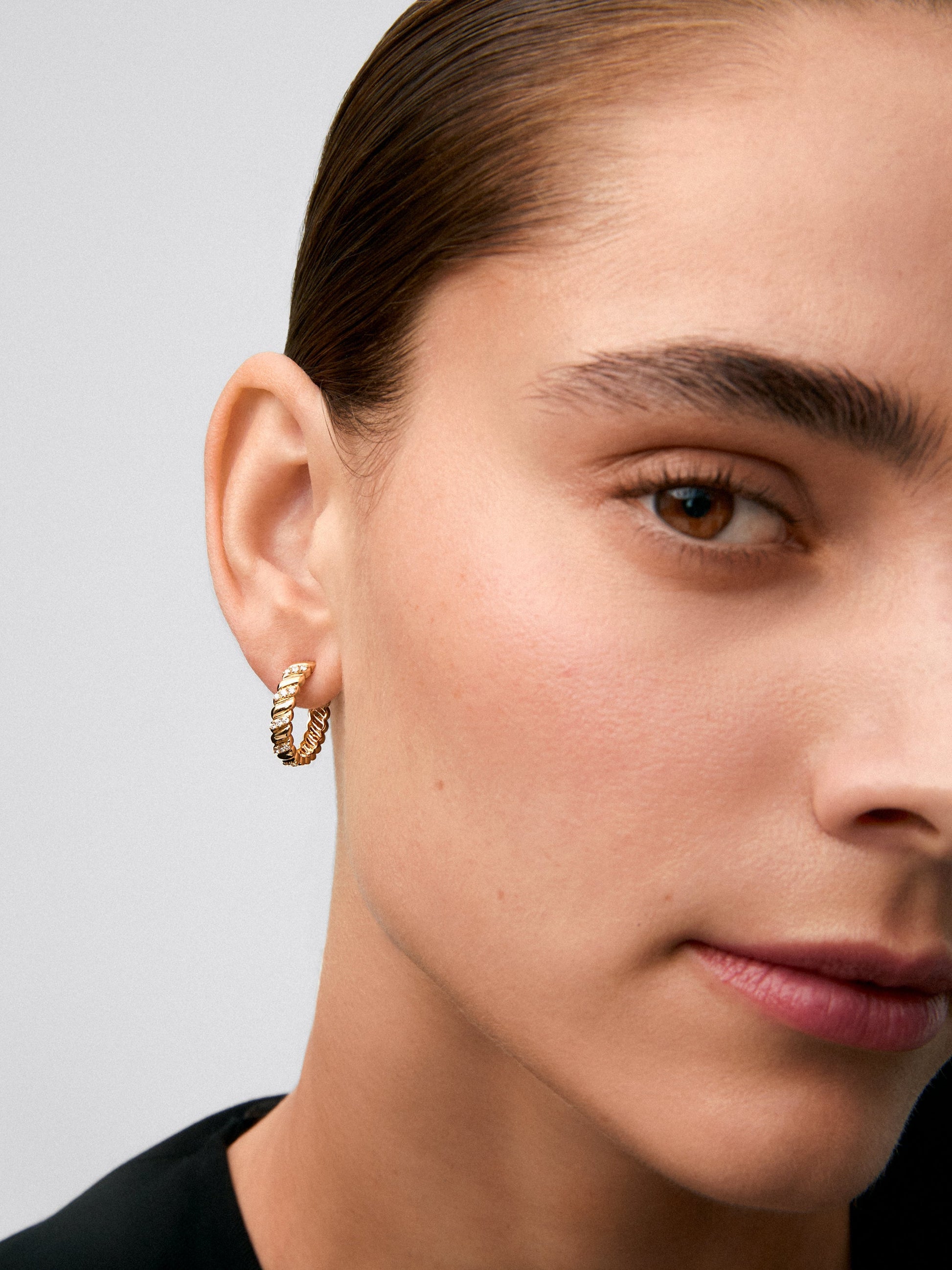 Pendientes de oro amarillo de 18K con diamantes blancos en talla brillante de 0,2 cts