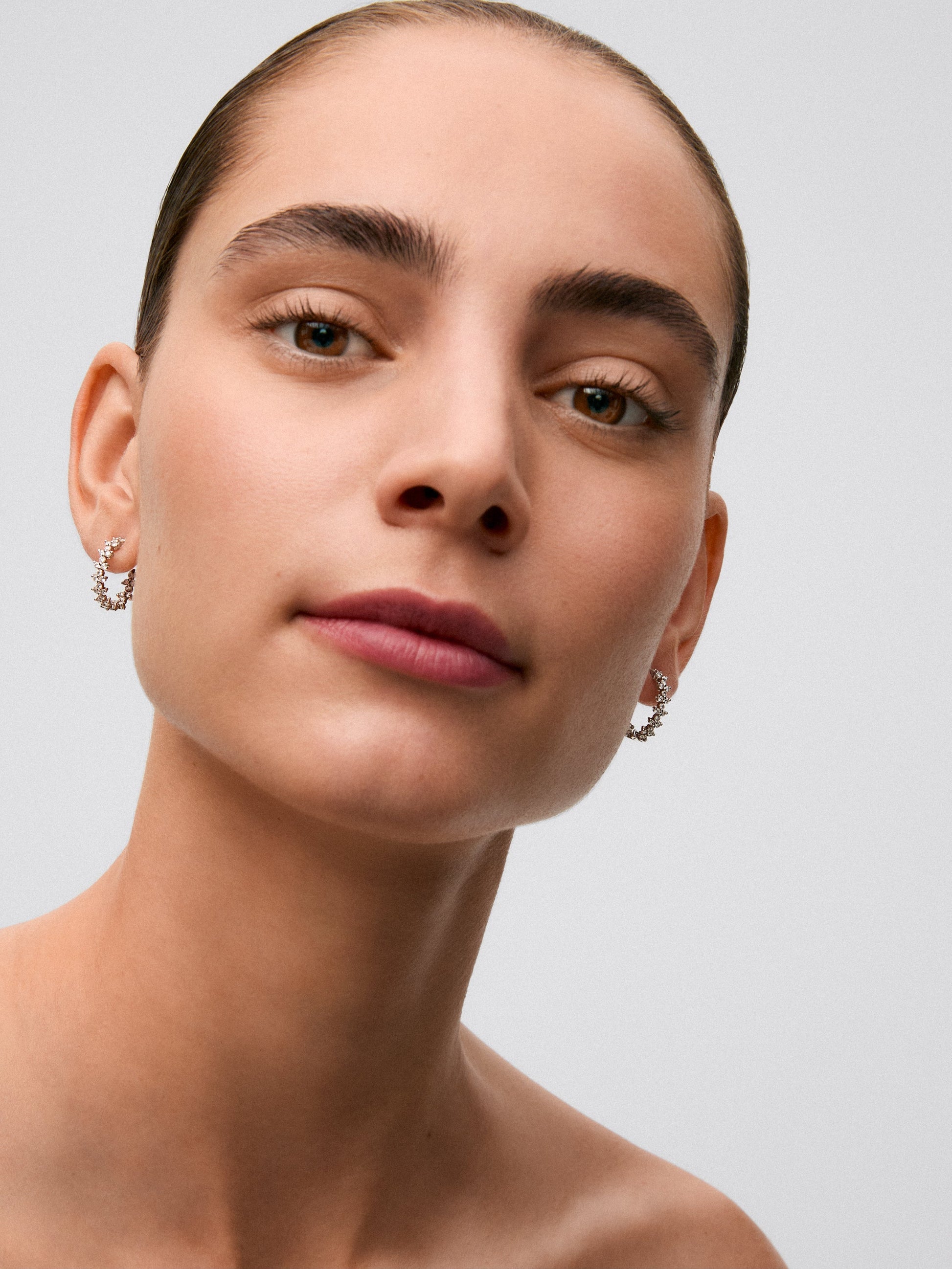Pendientes de aro de oro blanco de 18K con 66 diamantes en talla brillante con un total de 1,01 cts