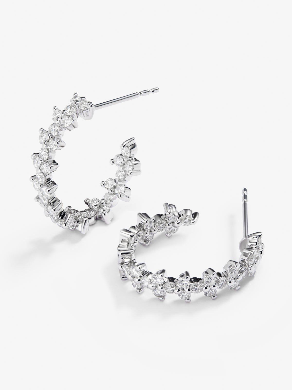 Pendientes de aro de oro blanco de 18K con 66 diamantes en talla brillante con un total de 1,01 cts