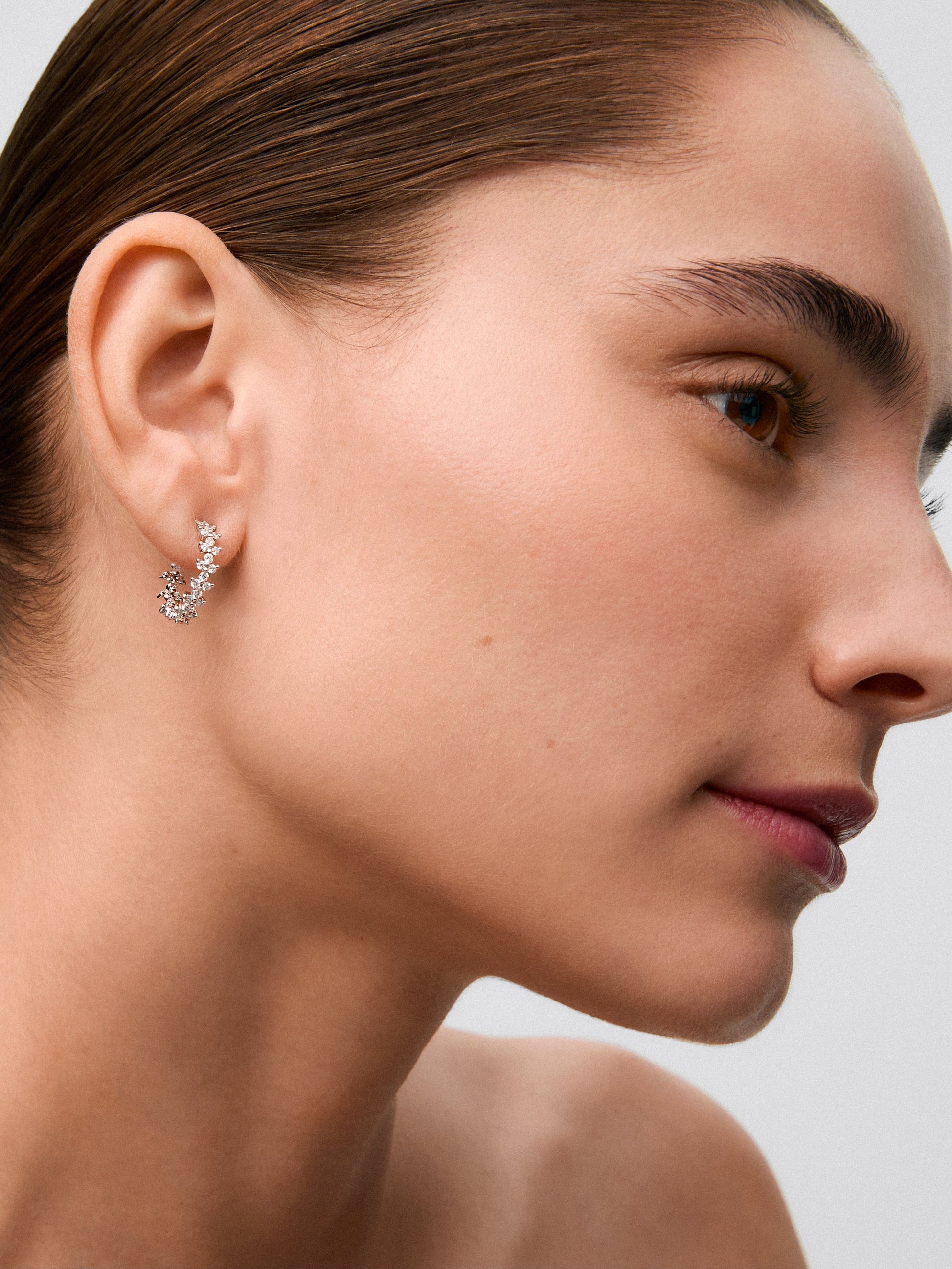 Pendientes de aro de oro blanco de 18K con 66 diamantes en talla brillante con un total de 1,01 cts