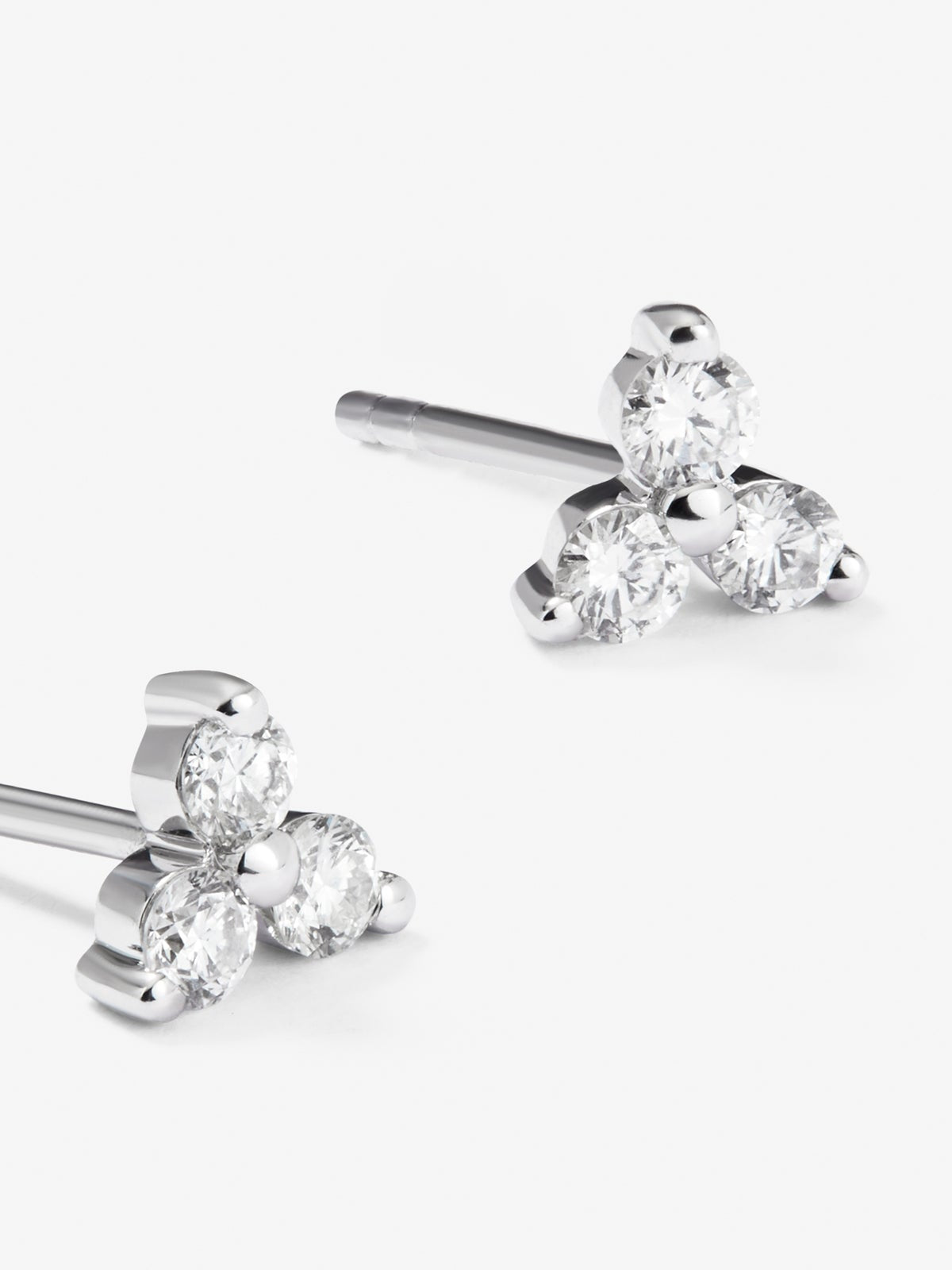 Pendientes de oro blanco de 18K con diamantes blancos en talla brillante de 0,18 cts