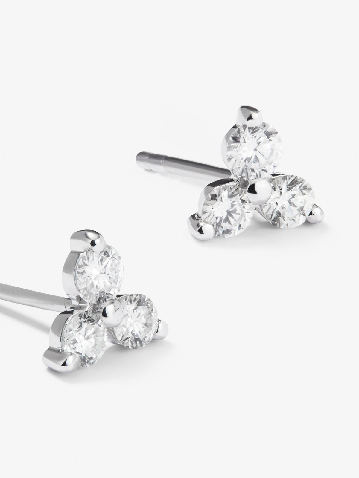 Pendientes de oro blanco de 18K con 6 diamantes en talla brillante con un total de 0,36 cts