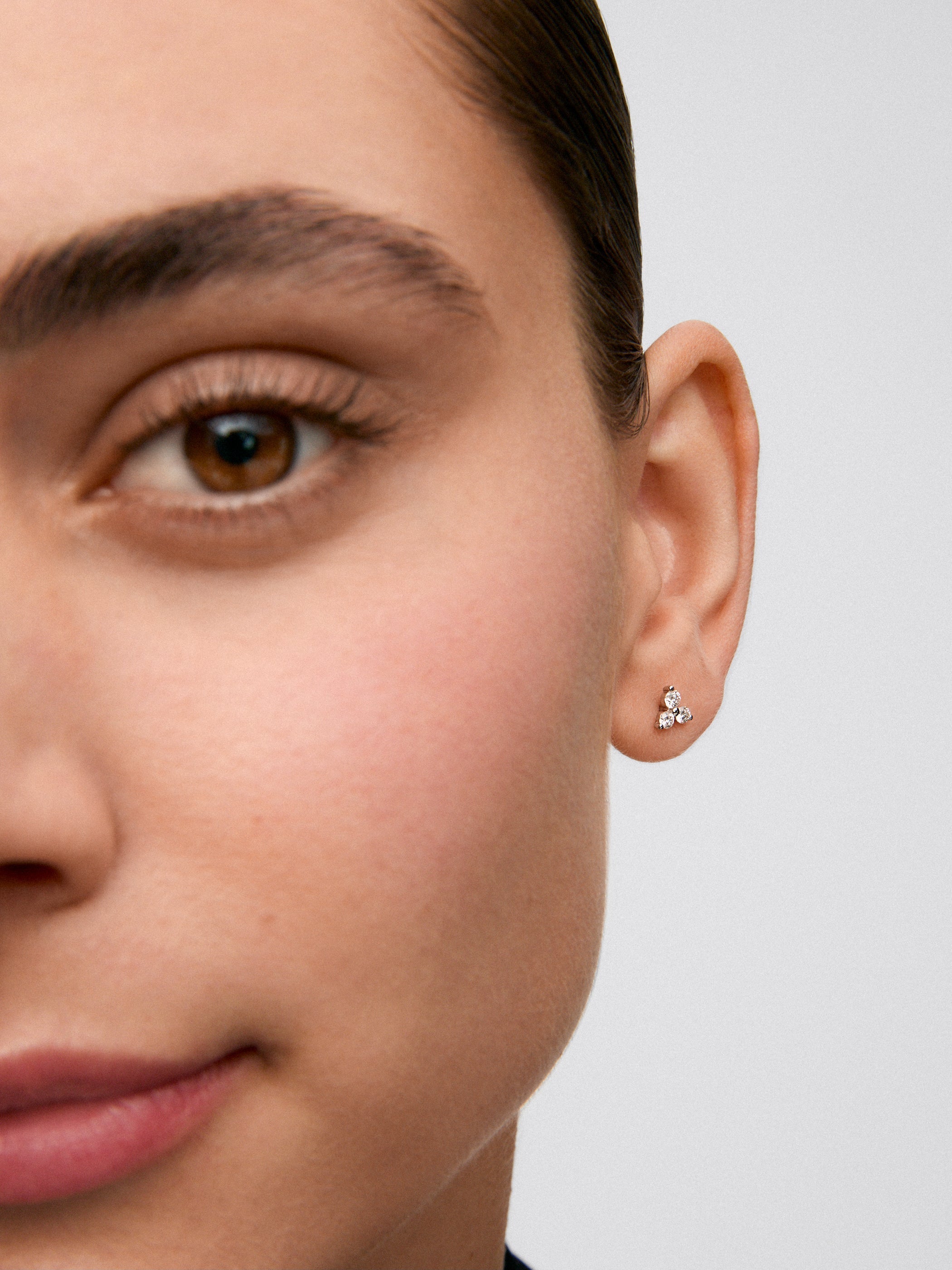 Pendientes de oro blanco de 18K con 6 diamantes en talla brillante con un total de 0,36 cts