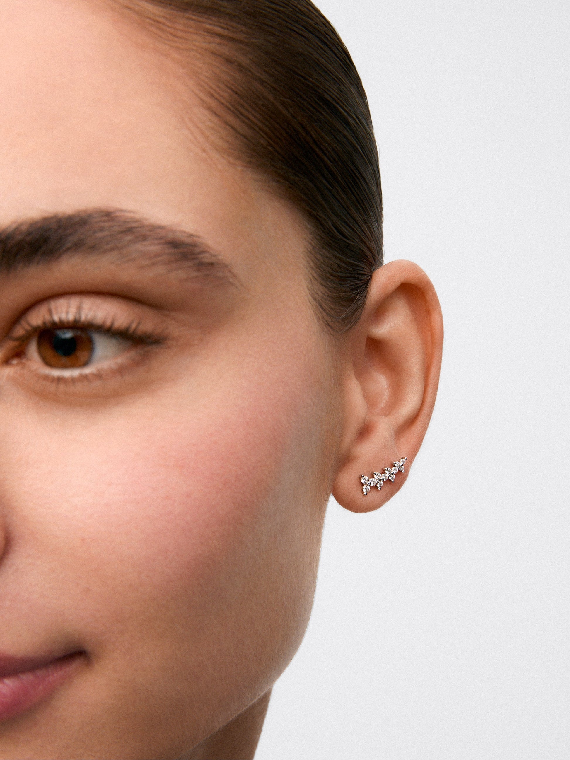 Pendientes trepadores de oro blanco de 18K con diamantes blancos en talla brillante de 0,45 cts