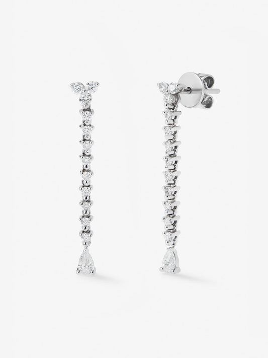 Pendientes de oro blanco de 18K con 2 diamantes en talla pera con un total de 0,21 cts y 18 en talla brillante con un total de 0,34 cts