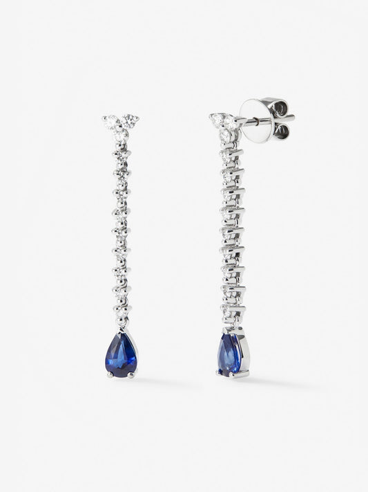 Pendientes de oro blanco de 18K con 2 zafiros azules en talla pera con un total de 0,9 cts y 24 diamantes en talla brillante con un total de 0,43 cts
