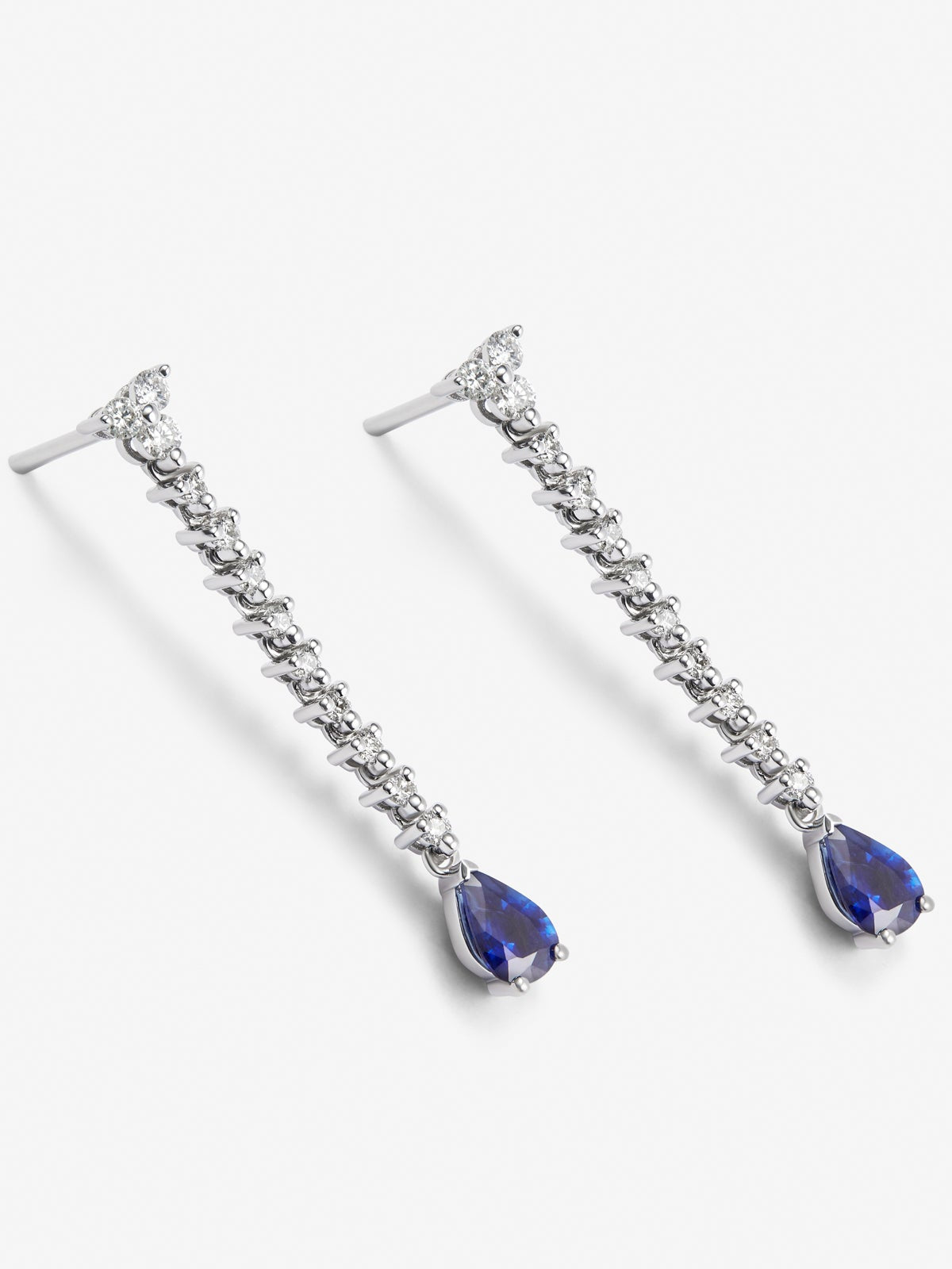Pendientes de oro blanco de 18K con 2 zafiros azules en talla pera con un total de 0,9 cts y 24 diamantes en talla brillante con un total de 0,43 cts