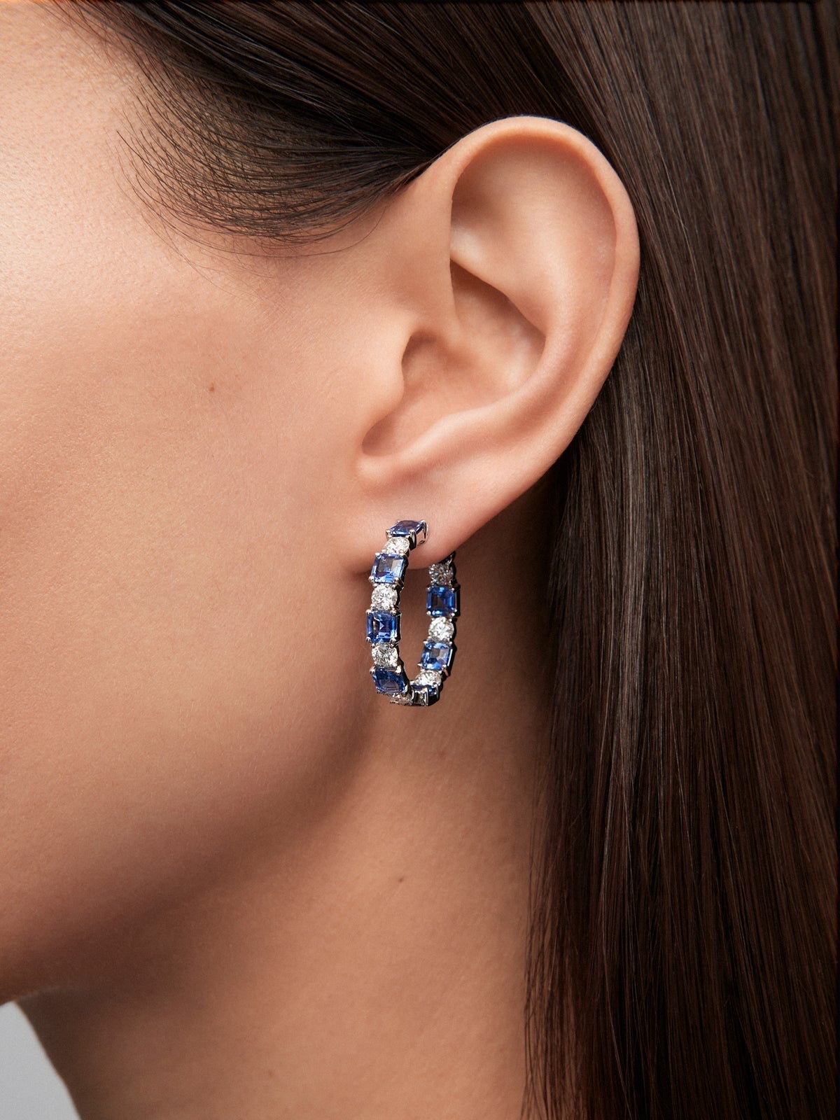 Pendientes de oro blanco de 18K con 16 zafiros azules en talla octogonal con un total de 5,71 cts y 14 diamantes en talla brillante con un total de 2,4 cts