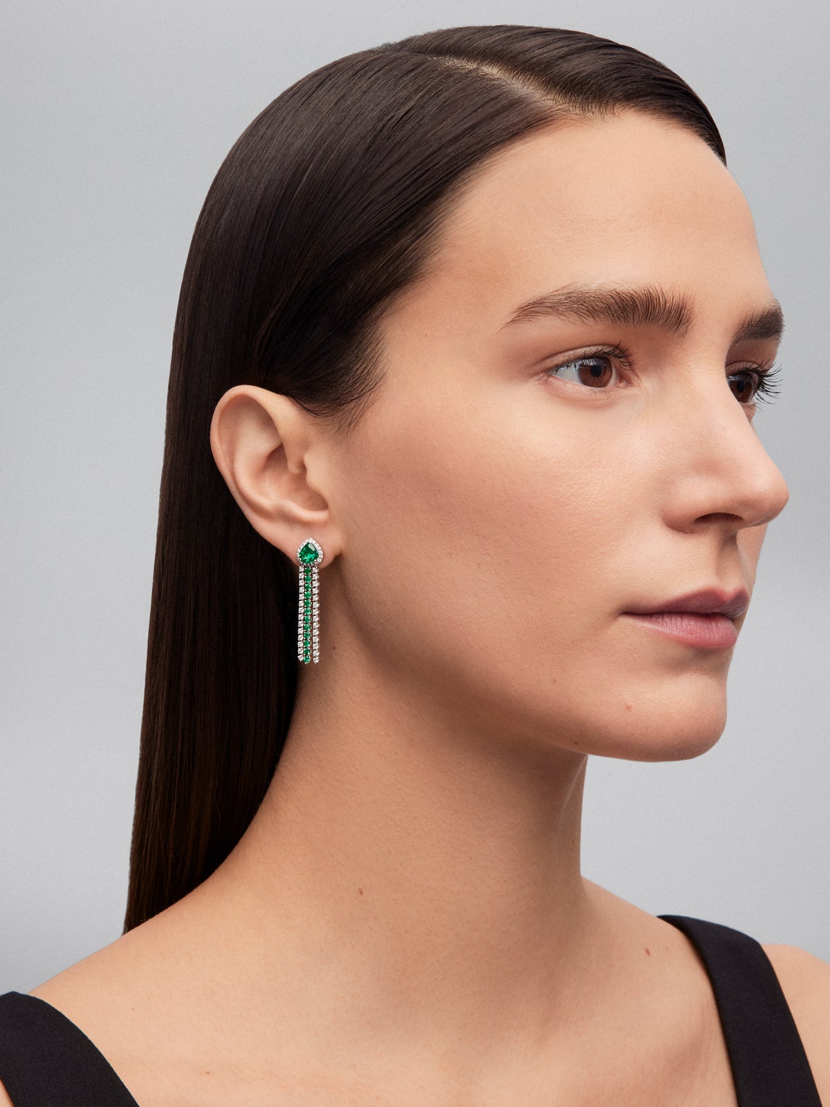 Pendientes de aro de oro blanco de 18K con 2 esmeraldas en talla pera con un total de 1,68 cts, 24 esmeraldas en talla brillante con un total de 0,76 cts y 92 diamantes en talla brillante con un total de 1,13 cts