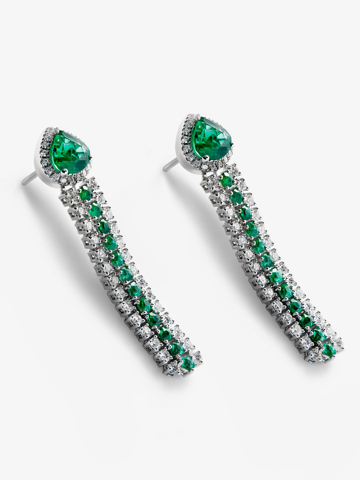 Pendientes de aro de oro blanco de 18K con esmeraldas en talla pera y brillante con un total de 2,44 cts y diamantes en talla brillante con un total de 1,13 cts