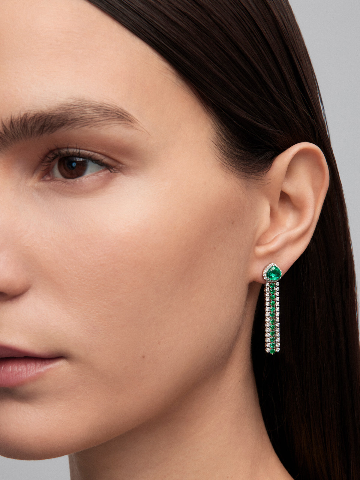 Pendientes de aro de oro blanco de 18K con esmeraldas en talla pera y brillante con un total de 2,44 cts y diamantes en talla brillante con un total de 1,13 cts