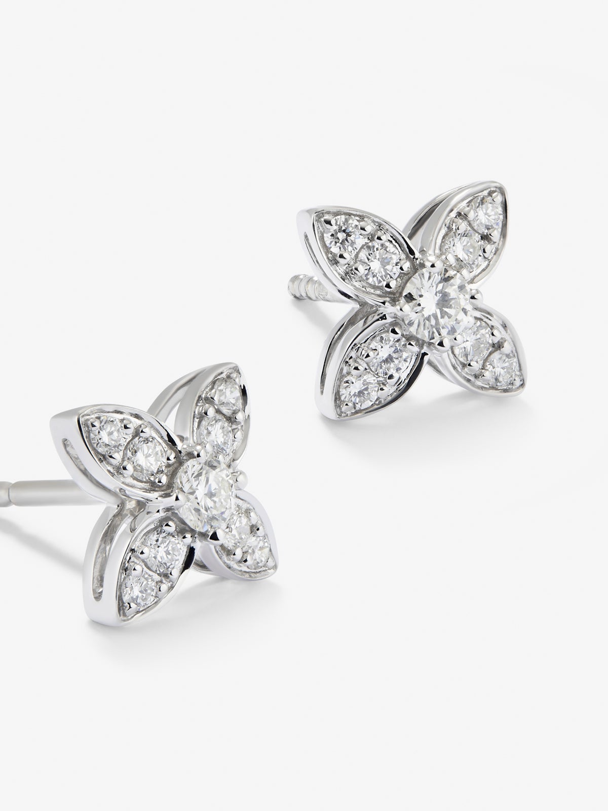 Pendientes de oro blanco de 18K con diamantes blancos en talla brillante de 0,4 cts
