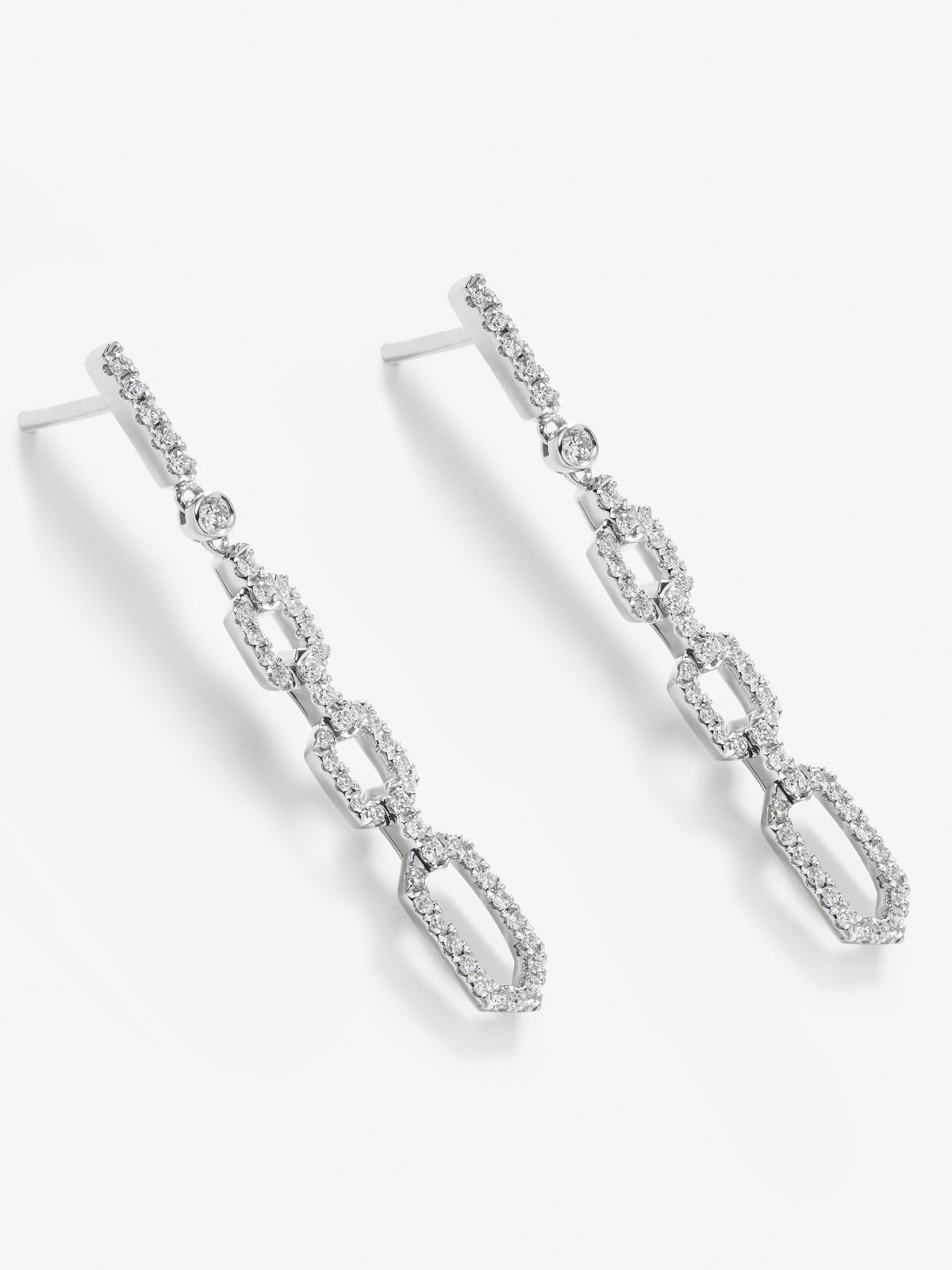 Pendientes de oro blanco de 18K con 96 diamantes en talla brillante con un total de 0,58 cts