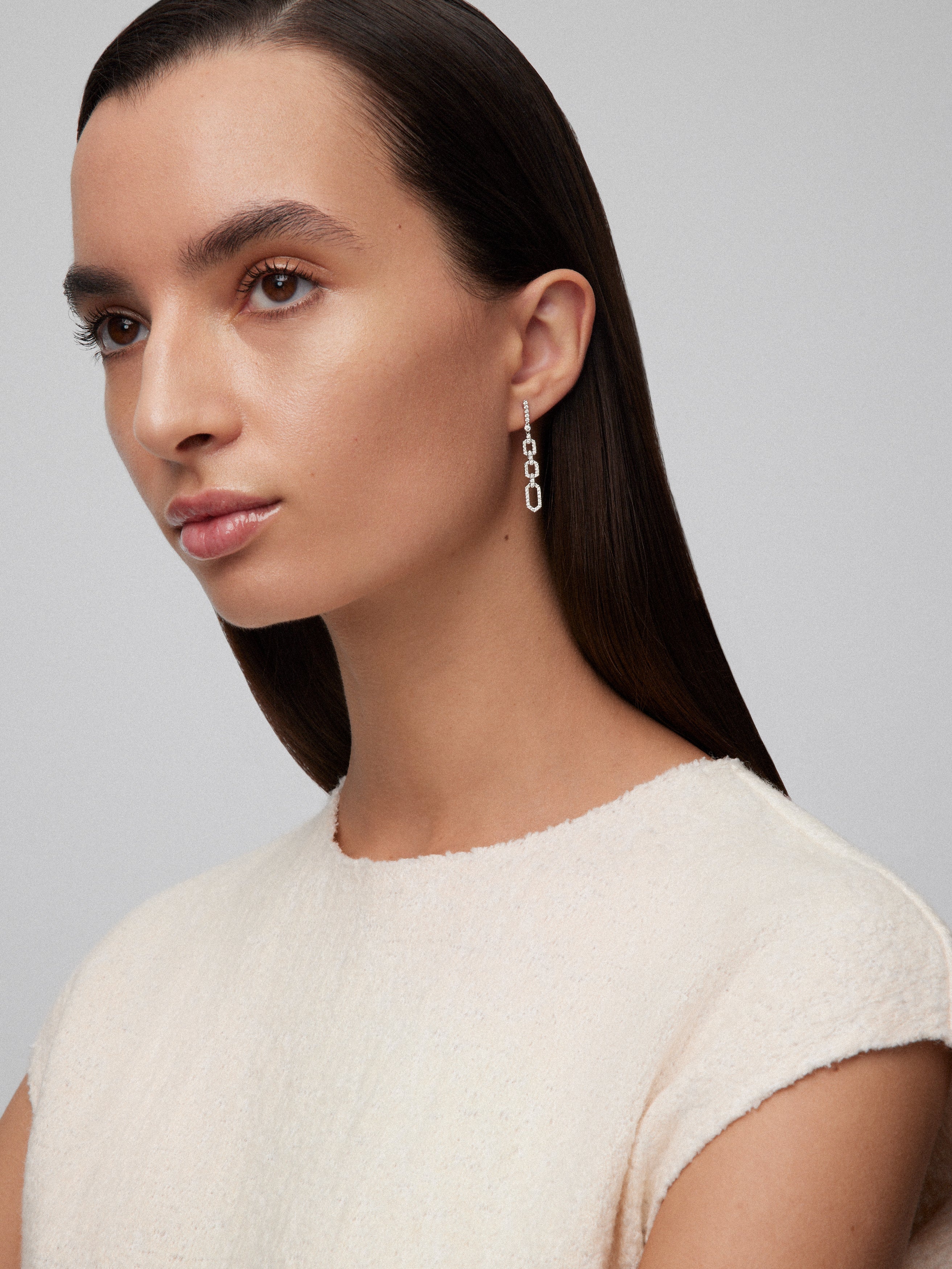 Pendientes de oro blanco de 18K con 96 diamantes en talla brillante con un total de 0,58 cts