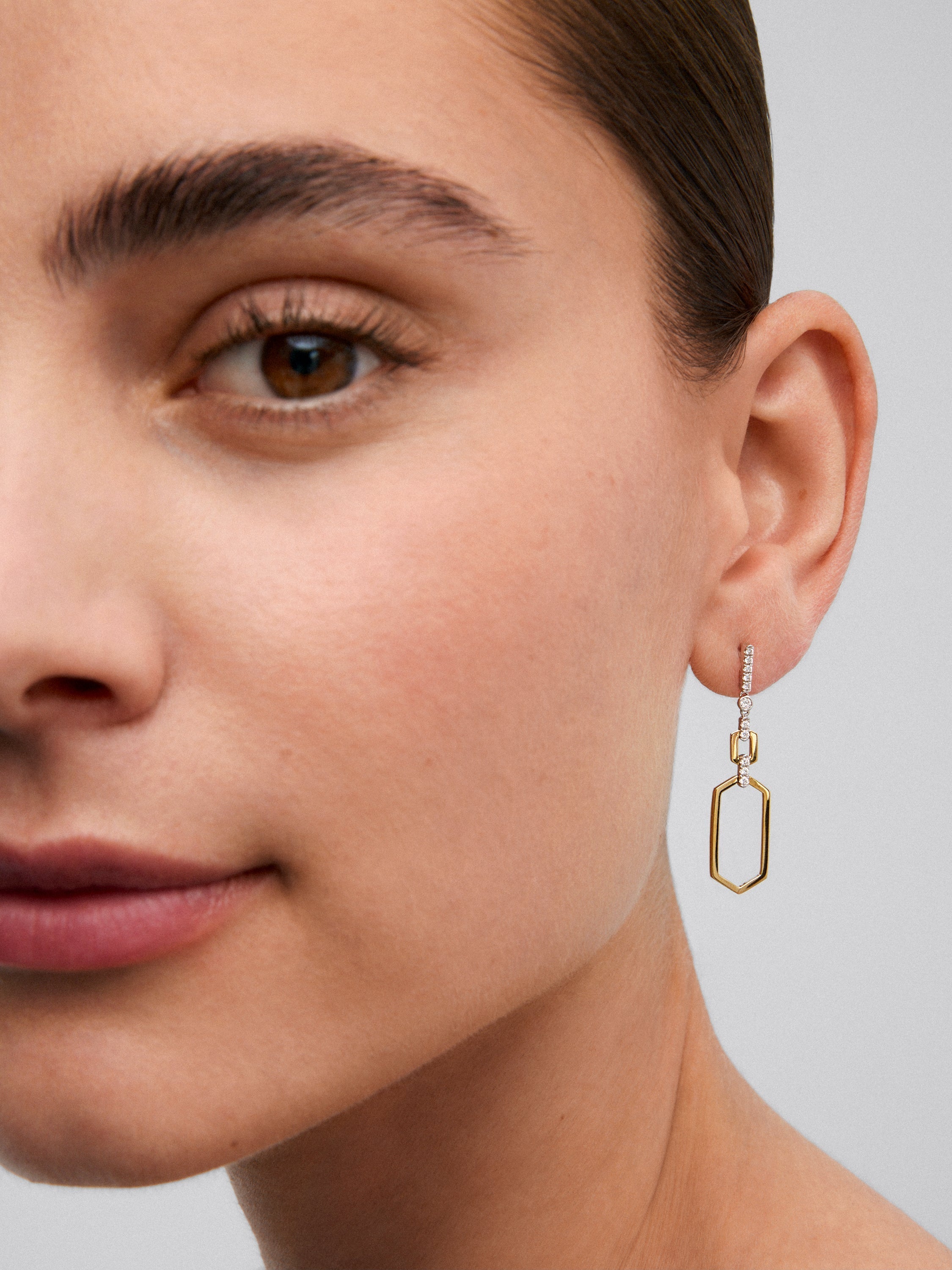 Pendientes de oro blanco y amarillo de 18K con diamantes blancos en talla brillante de 0,2 cts