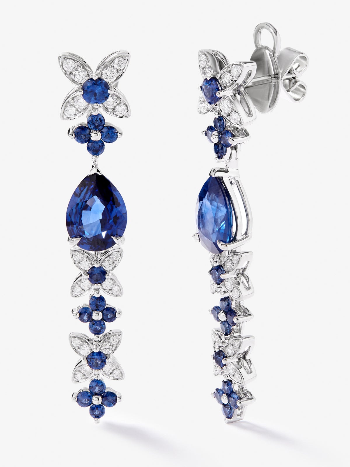 Pendientes de oro blanco de 18K con zafiros azul royal en talla pera de 4,05 cts, zafiros azules en talla brillante de 1,27 cts  y diamantes blancos en talla brillante de 0,5 cts