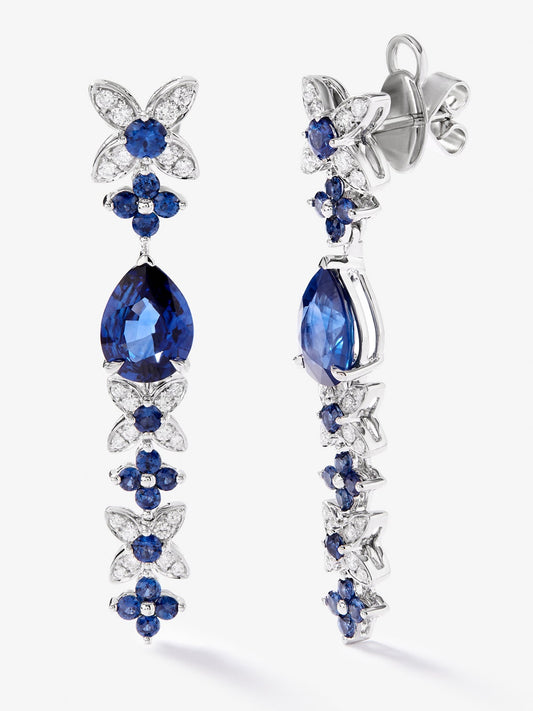 Pendientes de oro blanco de 18K con zafiros azul royal en talla pera de 4,05 cts, zafiros azules en talla brillante de 1,27 cts  y diamantes blancos en talla brillante de 0,5 cts