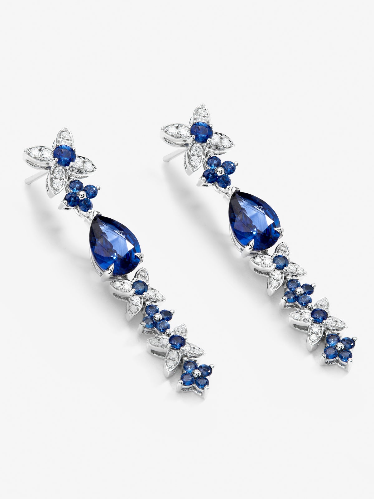 Pendientes de oro blanco de 18K con zafiros azul royal en talla pera de 4,05 cts, zafiros azules en talla brillante de 1,27 cts  y diamantes blancos en talla brillante de 0,5 cts