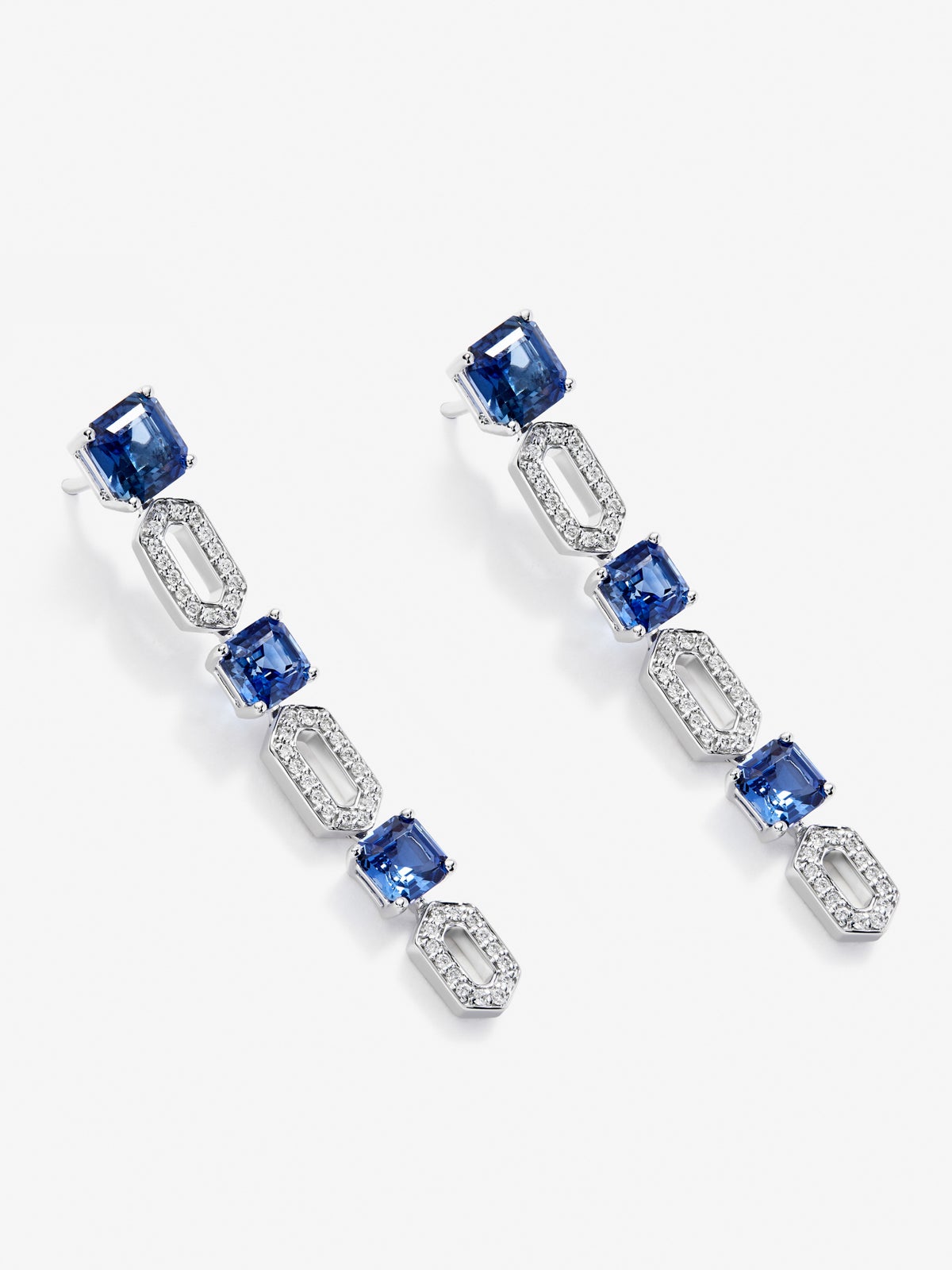 Pendientes de oro blanco de 18K con 6 zafiros azules en talla octogonal con un total de 5,32 cts y 92 diamantes en talla brillante con un total de 0,32 cts