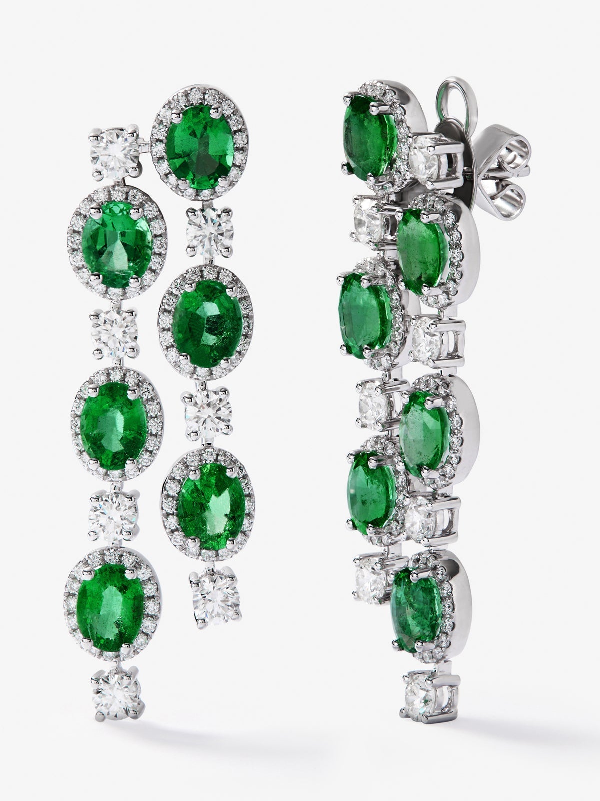 Pendientes de oro blanco de 18K con 12 esmeraldas verdes en talla oval con un total de 6,6 cts y 206 diamantes en talla brillante con un total de 2,88 cts