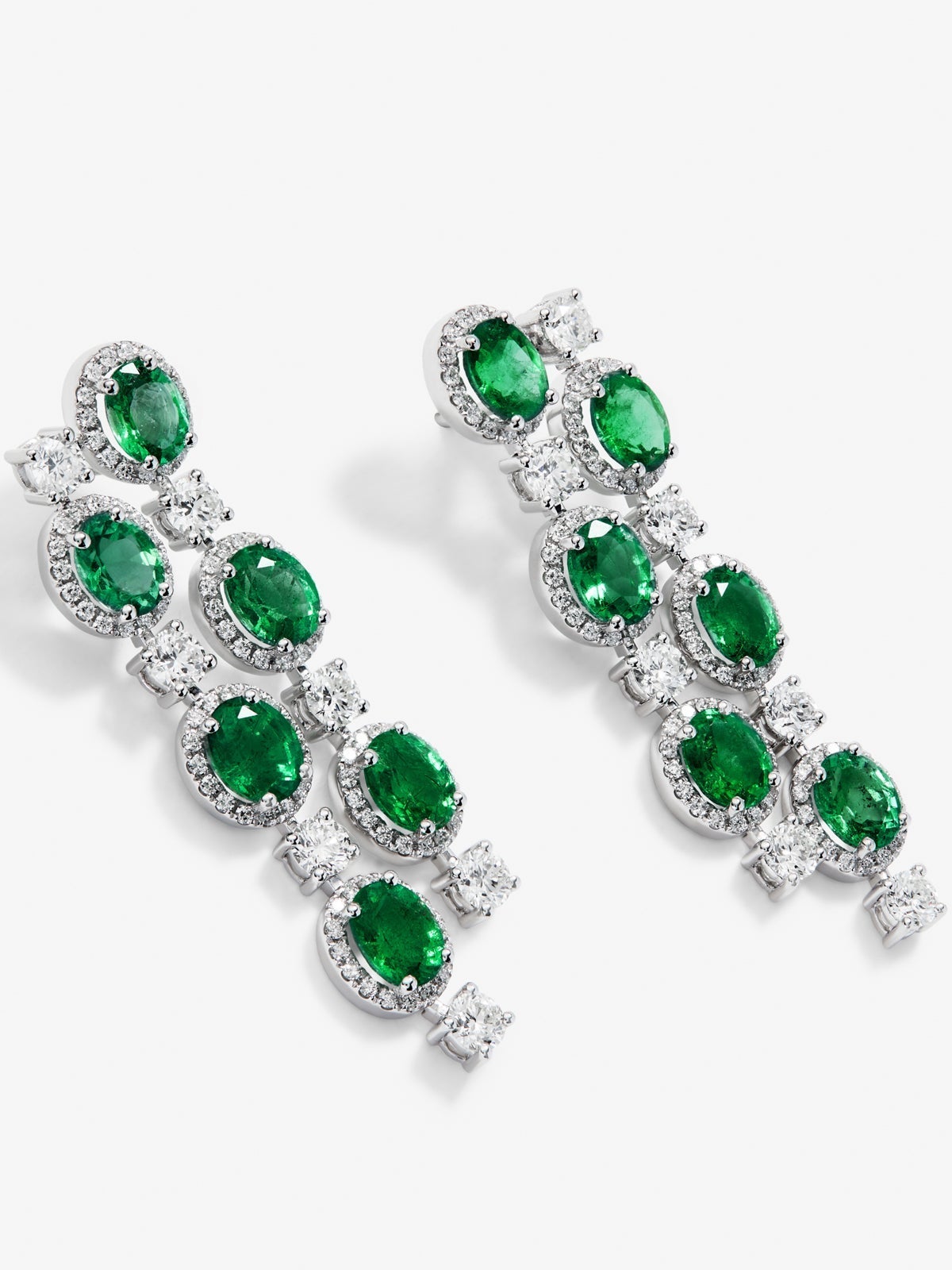 Pendientes de oro blanco de 18K con 12 esmeraldas verdes en talla oval con un total de 6,6 cts y 206 diamantes en talla brillante con un total de 2,88 cts
