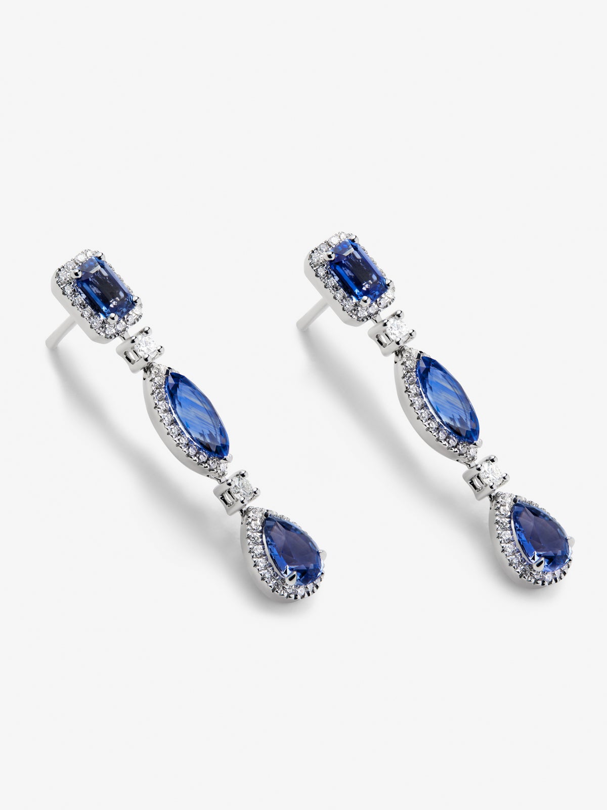 Pendientes de oro blanco de 18K con zafiros azules en talla oval, marquise y esmeralda de 4,5 cts y diamantes en talla brillante de 0,67 cts