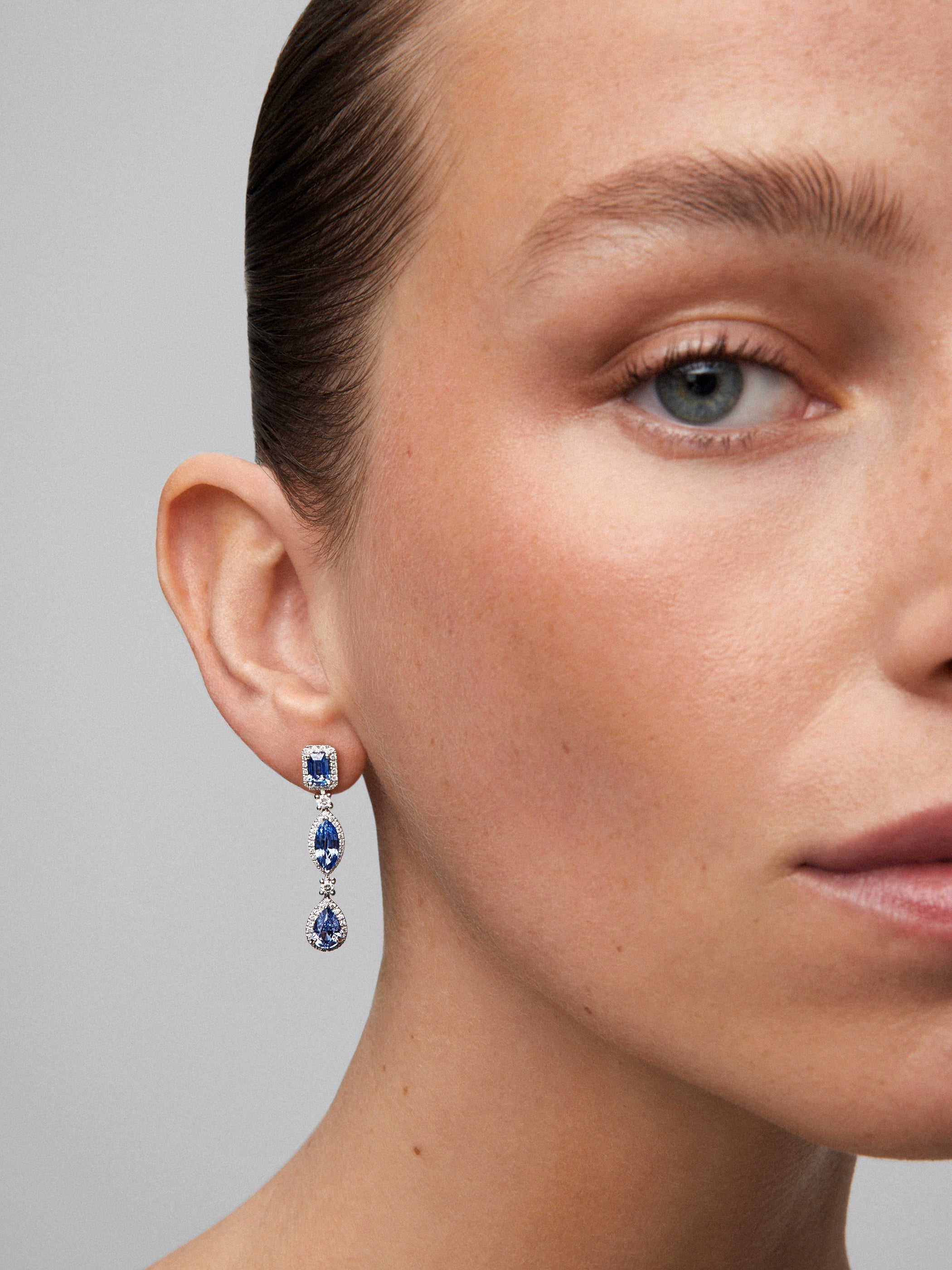 Pendientes de oro blanco de 18K con zafiros azules en talla oval, marquise y esmeralda de 4,5 cts y diamantes en talla brillante de 0,67 cts