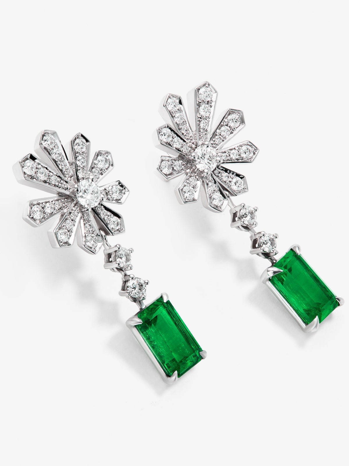 Pendientes de oro blanco de 18K con esmeraldas verdes en talla octogonal de 3,12 cts y diamantes blancos en talla brillante de 0,9 cts