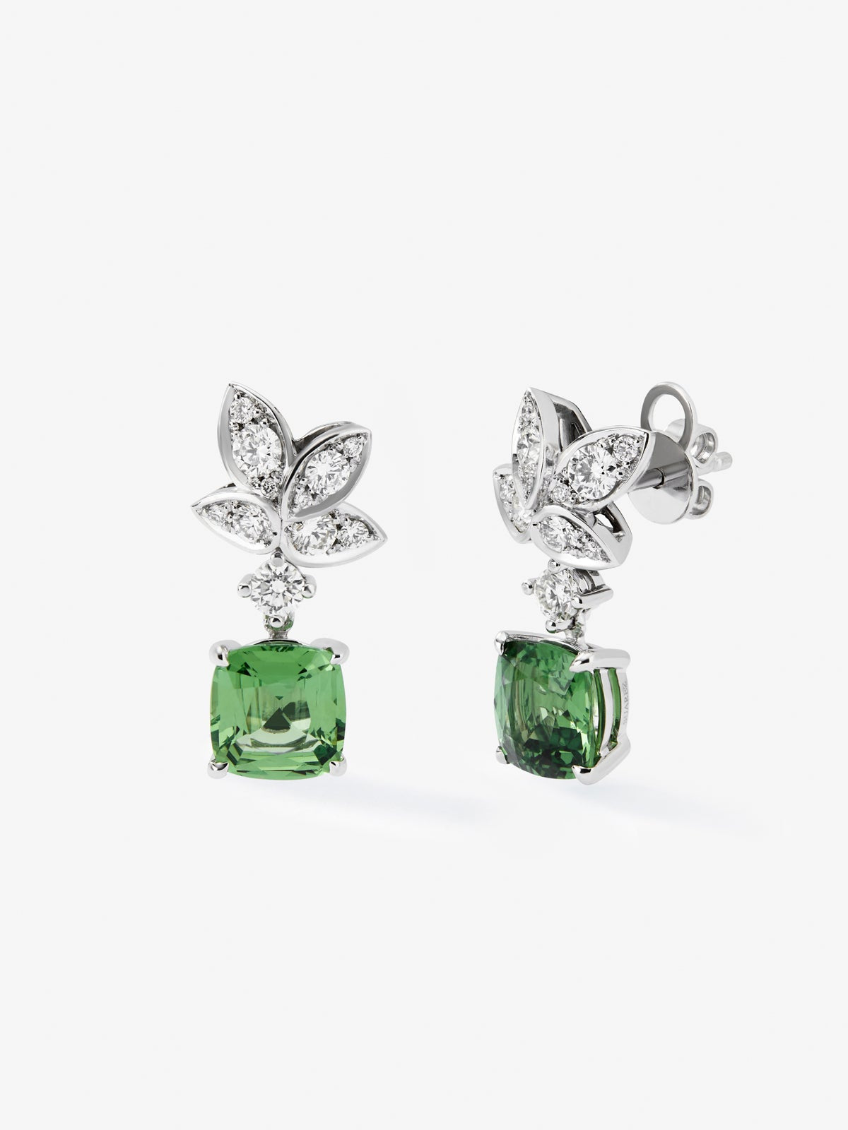 Pendientes de oro blanco de 18K con 2 tsavoritas verdes en talla cushion y 22 diamantes en talla pera con un total de 0,82 cts