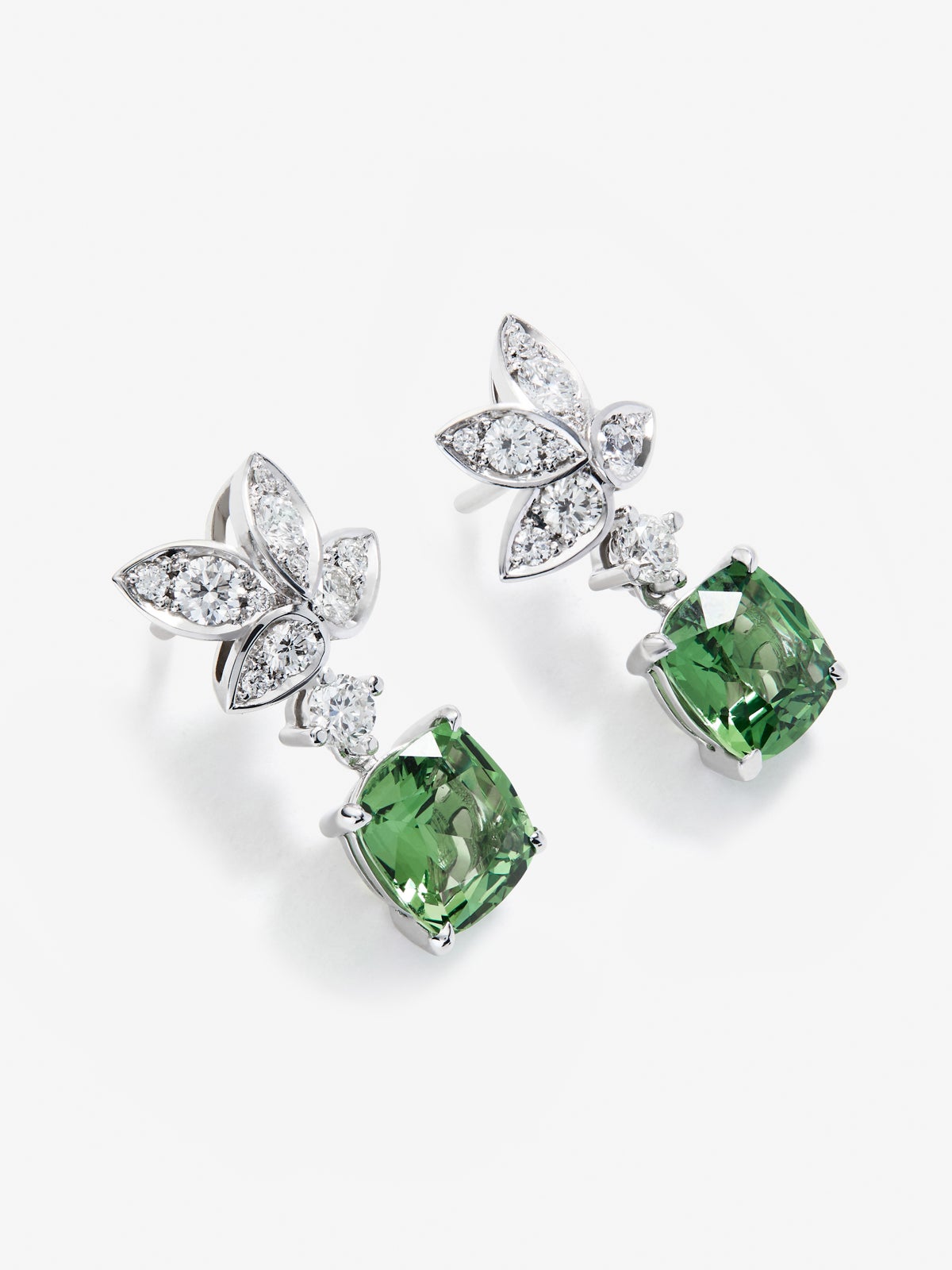 Pendientes de oro blanco de 18K con 2 tsavoritas verdes en talla cushion y 22 diamantes en talla pera con un total de 0,82 cts
