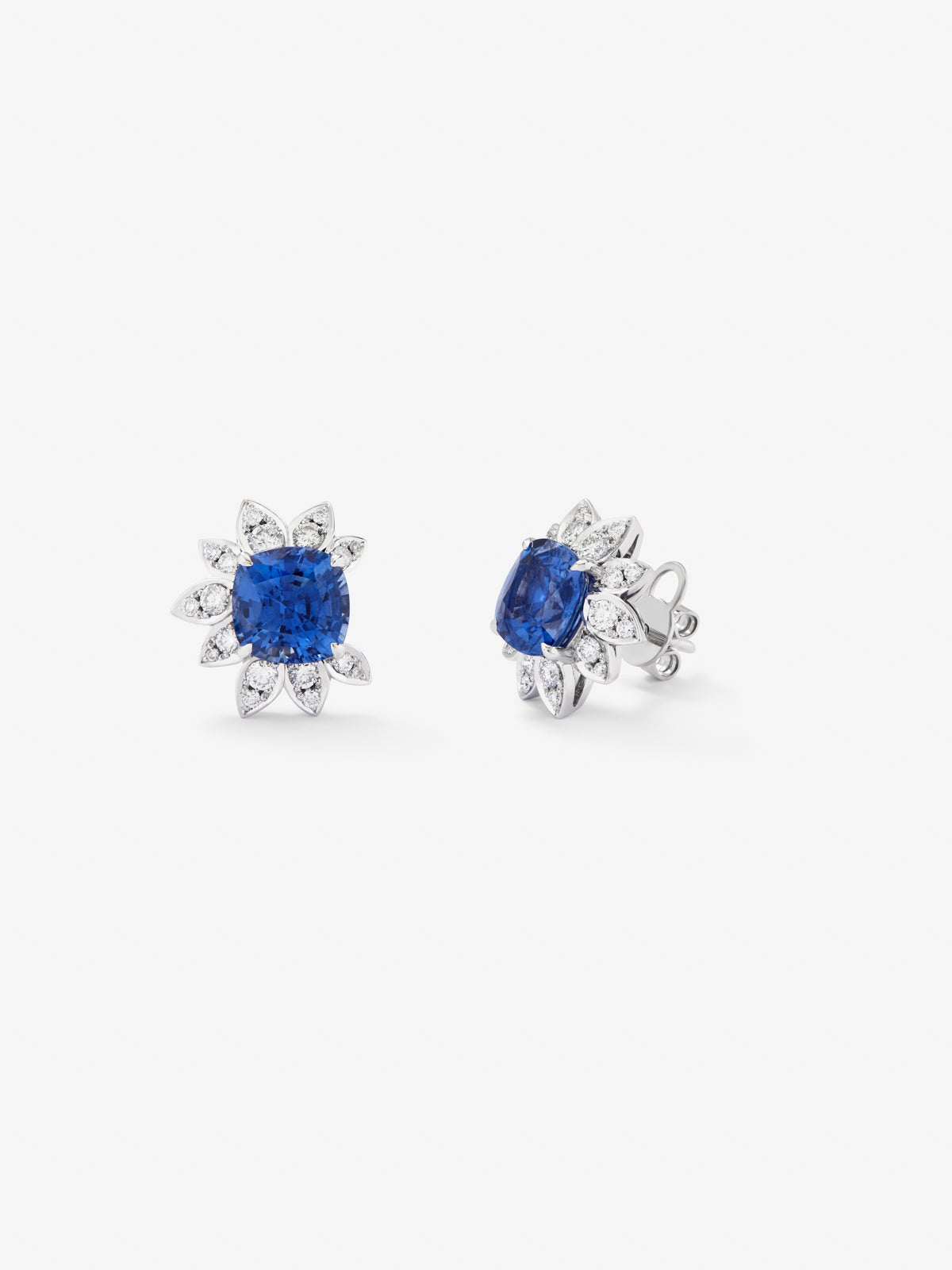 Pendientes de oro blanco de 18K con zafiros azules en talla cushion de 6,25 cts y diamantes blancos en talla brillante de 0,72 cts