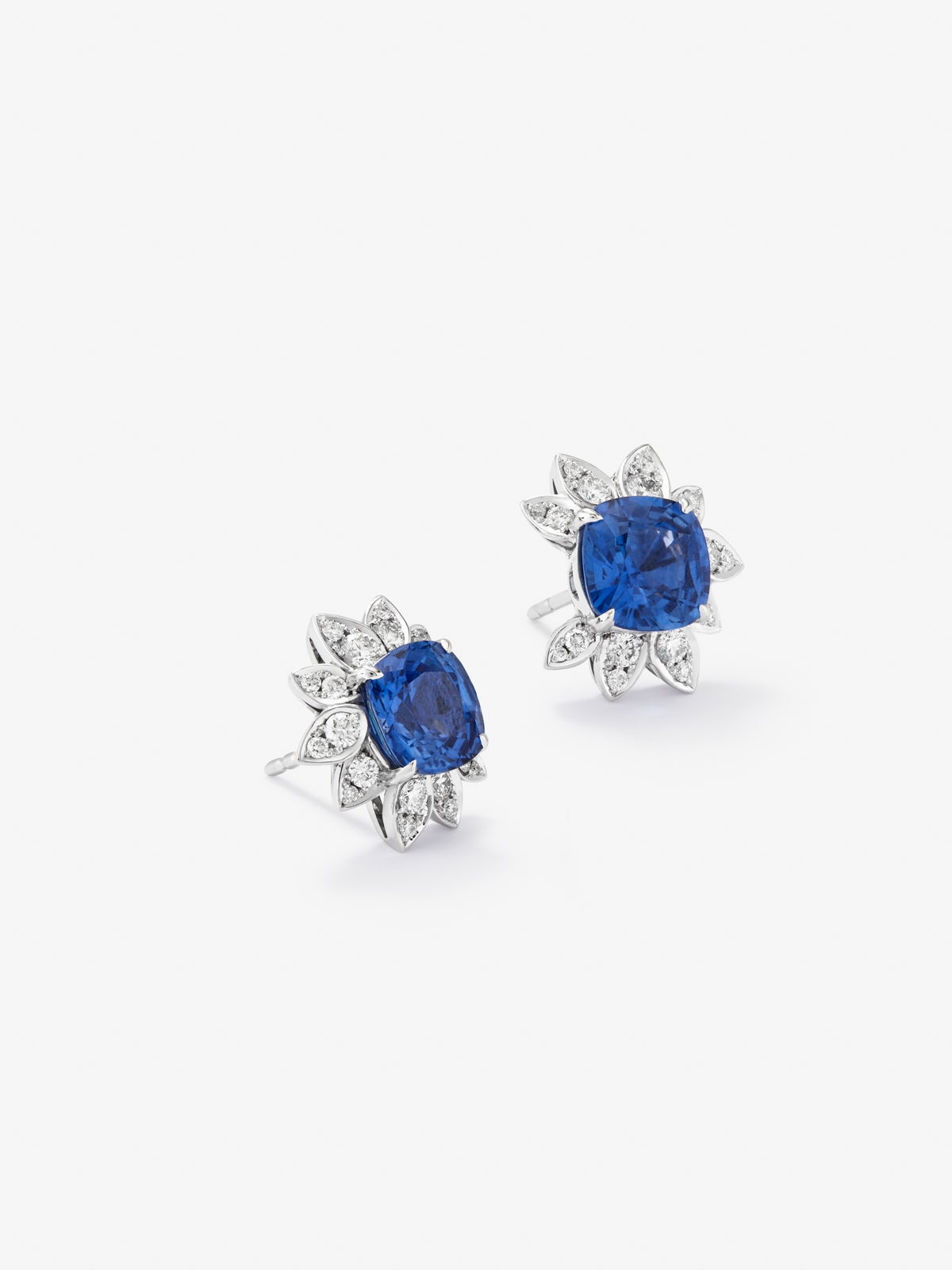 Pendientes de oro blanco de 18K con zafiros azules en talla cushion de 6,25 cts y diamantes blancos en talla brillante de 0,72 cts