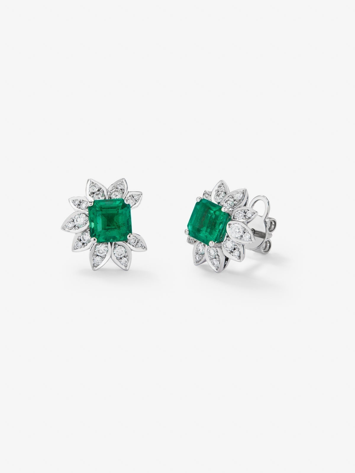 Pendientes de oro blanco de 18K con 2 esmeraldas verdes en talla octogonal con un total de 2,47 cts y 36 diamantes en talla brillante con un total de 0,47 cts