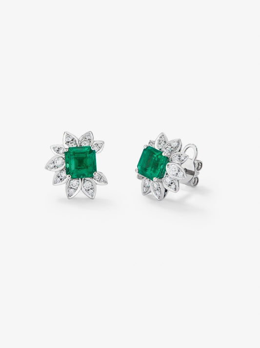 Pendientes de oro blanco de 18K con 2 esmeraldas verdes en talla octogonal con un total de 2,47 cts y 36 diamantes en talla brillante con un total de 0,47 cts