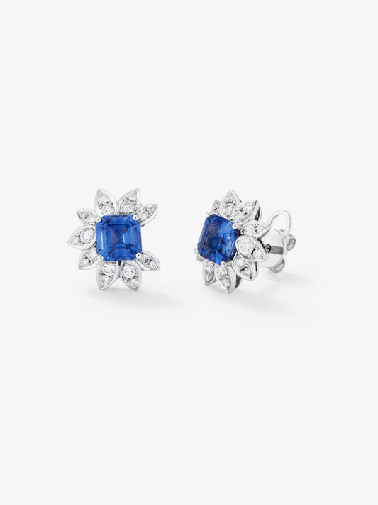 Pendientes de oro blanco de 18K con zafiros azules en talla octogonal de 2,66 cts y diamantes blancos en talla brillante de 0,45 cts