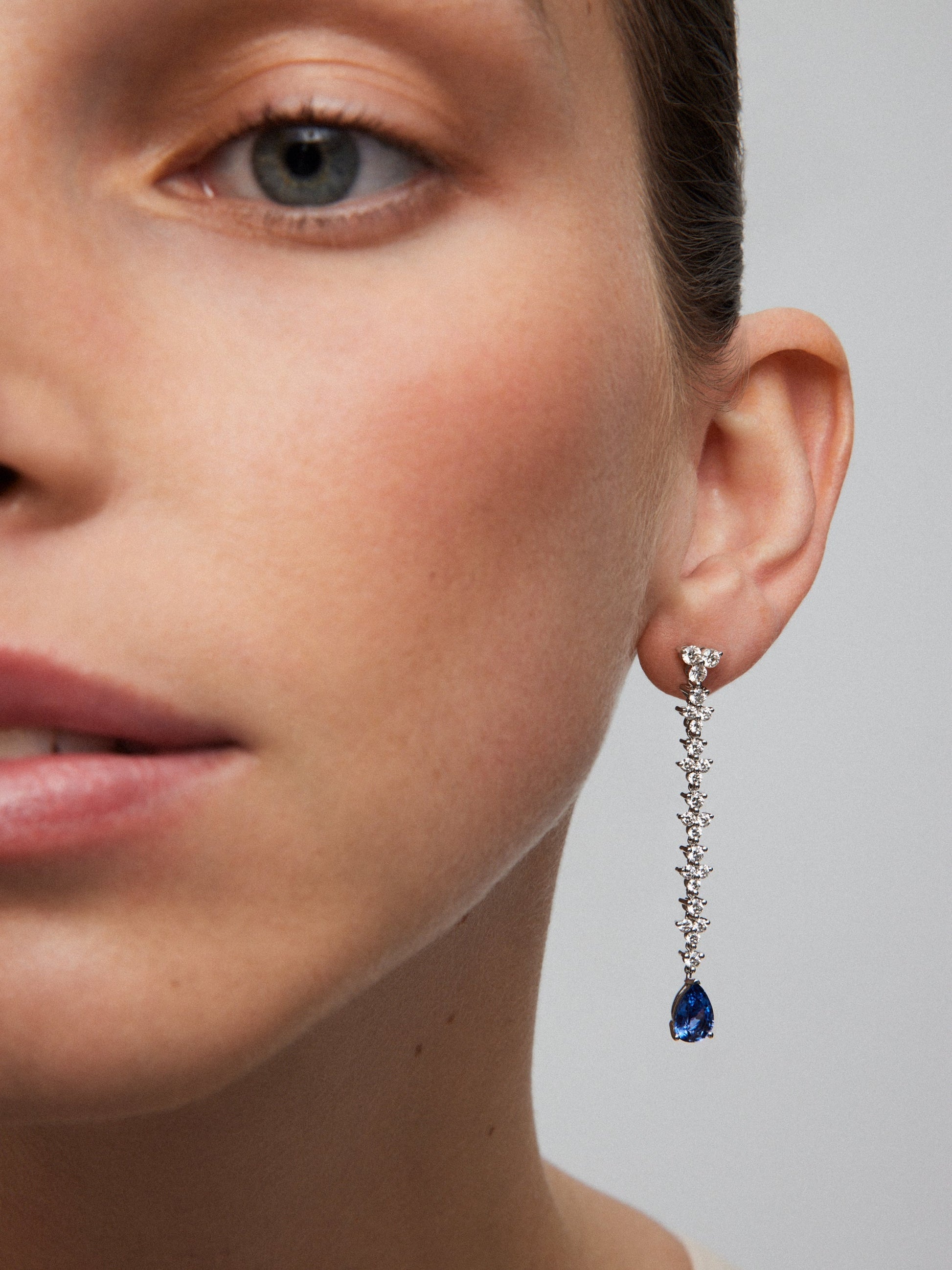Pendientes de oro blanco de 18K con zafiros azules en talla pera de 2,63 cts y diamantes blancos en talla brillante de 2,12 cts