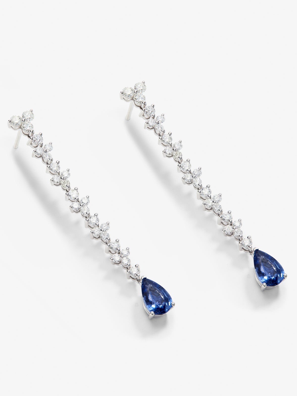 Pendientes de oro blanco de 18K con zafiros azules en talla pera de 2,63 cts y diamantes blancos en talla brillante de 2,12 cts