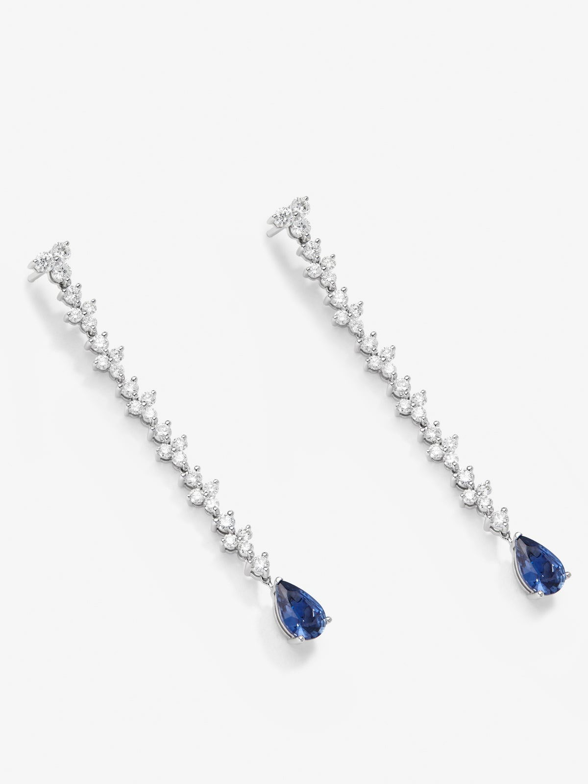 Pendientes de oro blanco de 18K con zafiros azules en talla pera de 2,86 cts y diamantes blancos en talla brillante de 2,42 cts
