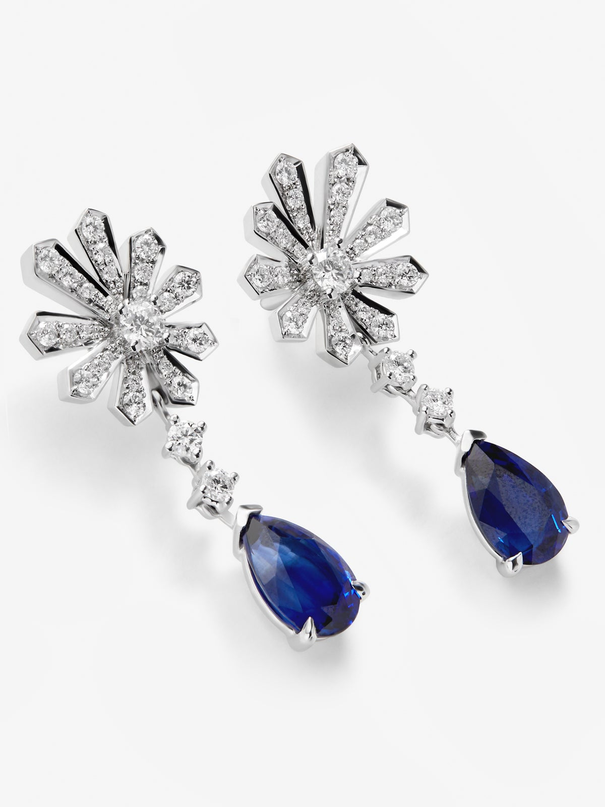 Pendientes de oro blanco de 18K con zafiro azul royal en talla pera de 2,32 cts, zafiro azul en talla pera de 2,15 y diamantes blancos 0,95 cts