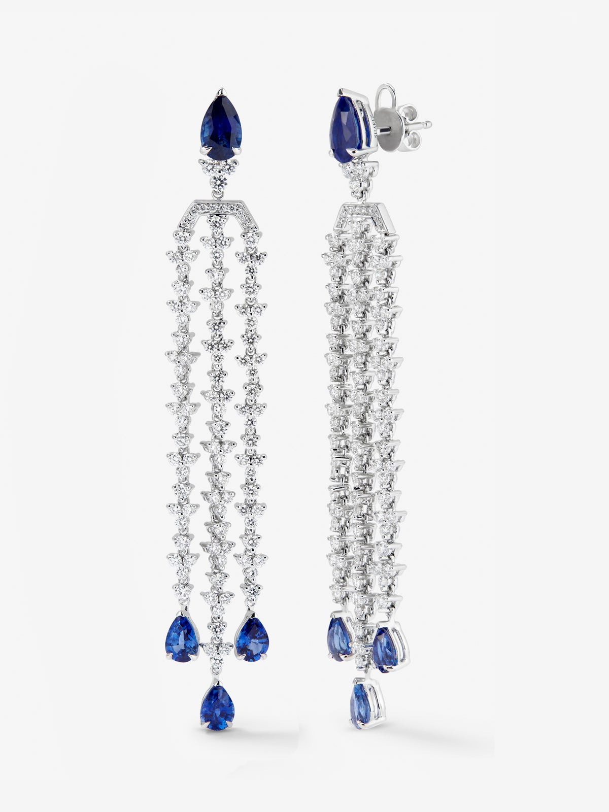 Pendientes de oro blanco de 18K con zafiros azul royal en talla pera de 5,61 cts y diamantes blancos en talla brillante de 3,44 cts