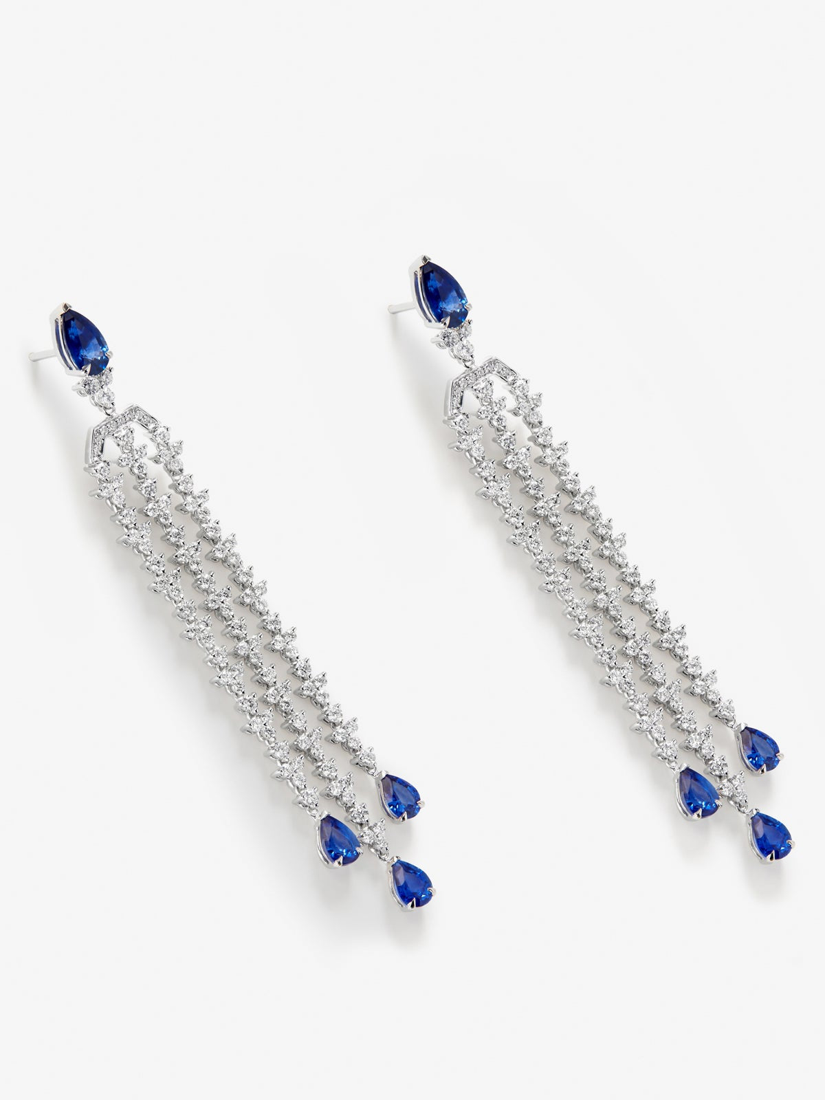 Pendientes de oro blanco de 18K con zafiros azul royal en talla pera de 5,61 cts y diamantes blancos en talla brillante de 3,44 cts