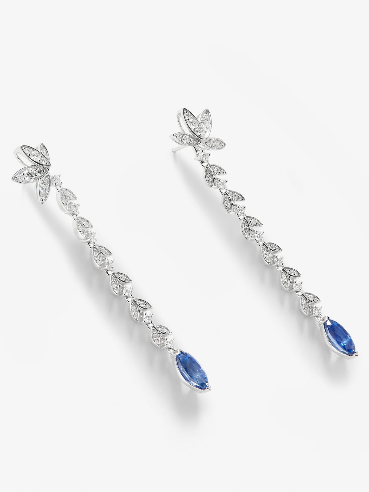 Pendientes de oro blanco de 18K con zafiros azules en talla marquise de 3,95 cts y diamantes blancos en talla brillante de 0,92 cts