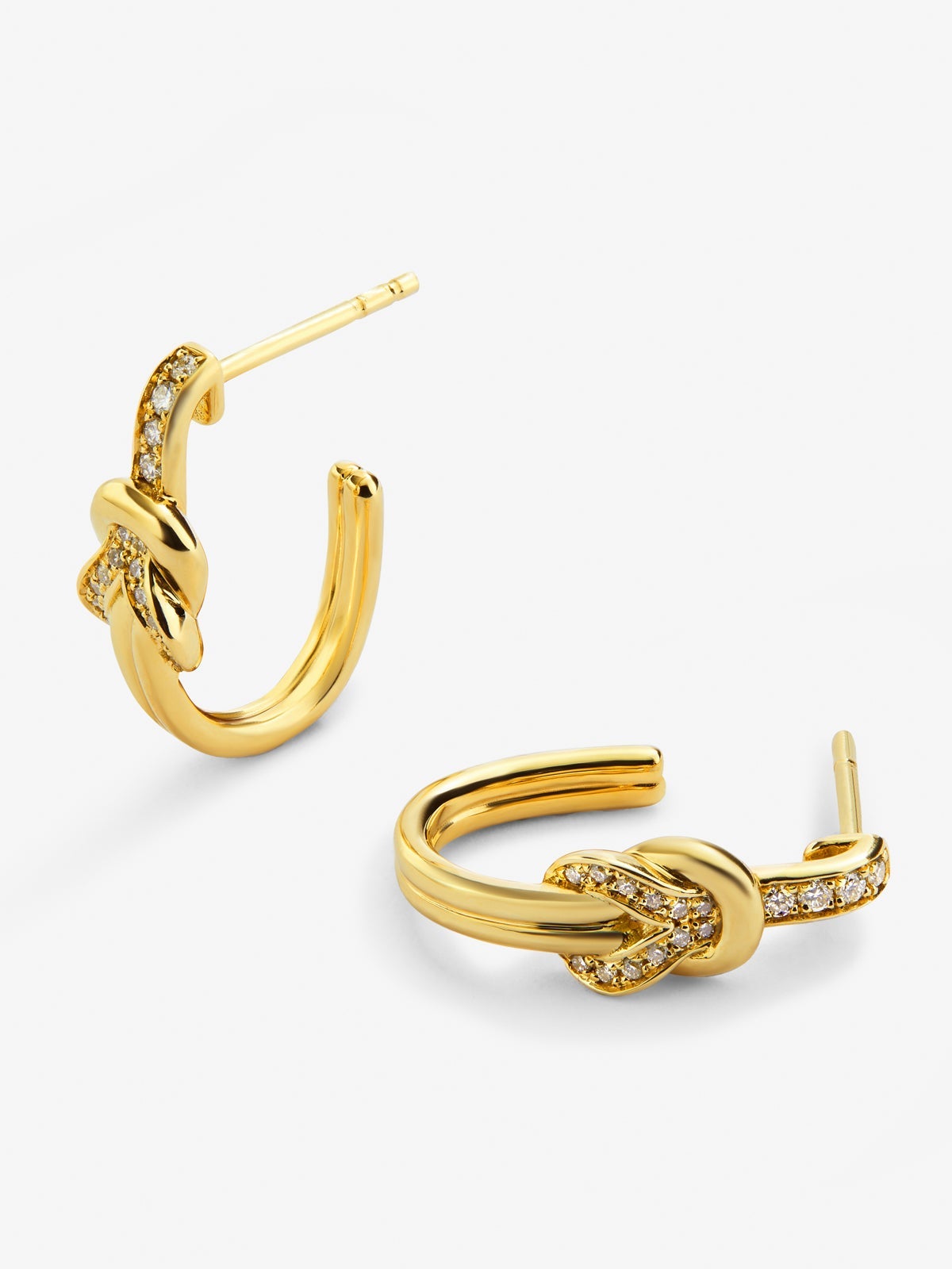 Pendientes de aro de oro amarillo de 18K con diamantes blancos en talla brillante de 0,11 cts y forma de nudo