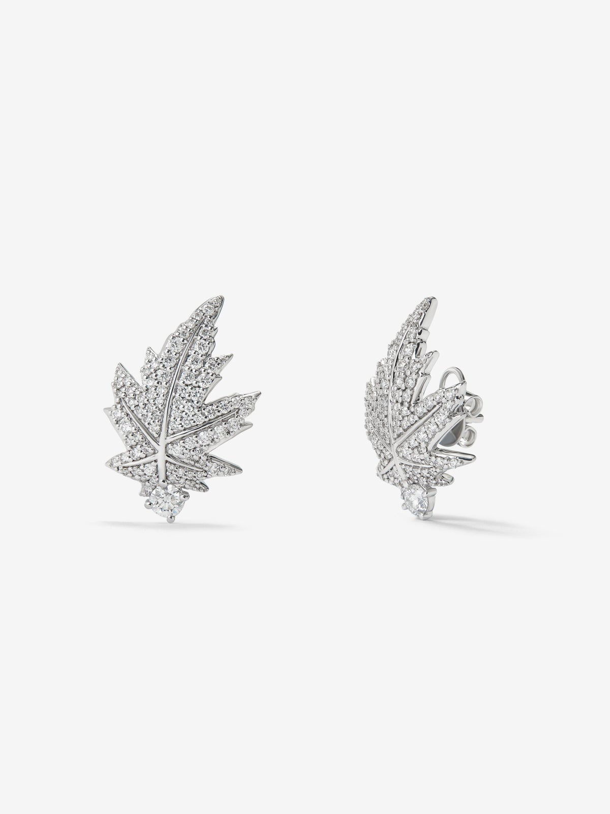 Pendientes de oro blanco de 18K con 2 diamantes centrales con un total de 0,26 cts, pavé de diamantes y forma de hoja de arce