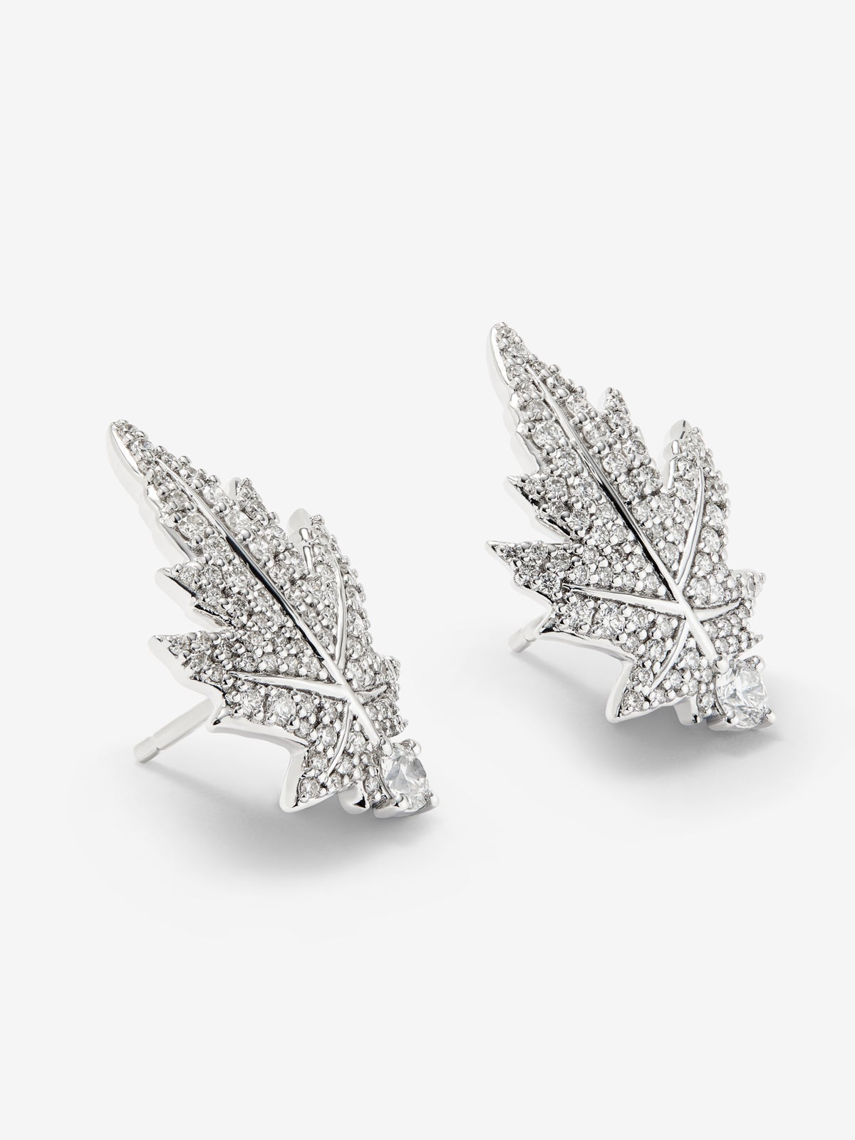 Pendientes de oro blanco de 18K con 2 diamantes centrales con un total de 0,26 cts, pavé de diamantes y forma de hoja de arce