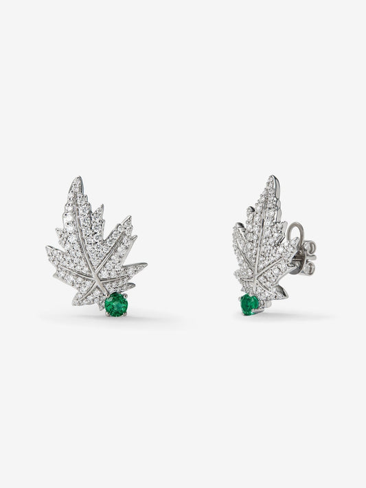 Pendientes de oro blanco de 18K con 2 esmeraldas centrales con un total de 0,28 cts, pavé de diamantes y forma de hoja de arce