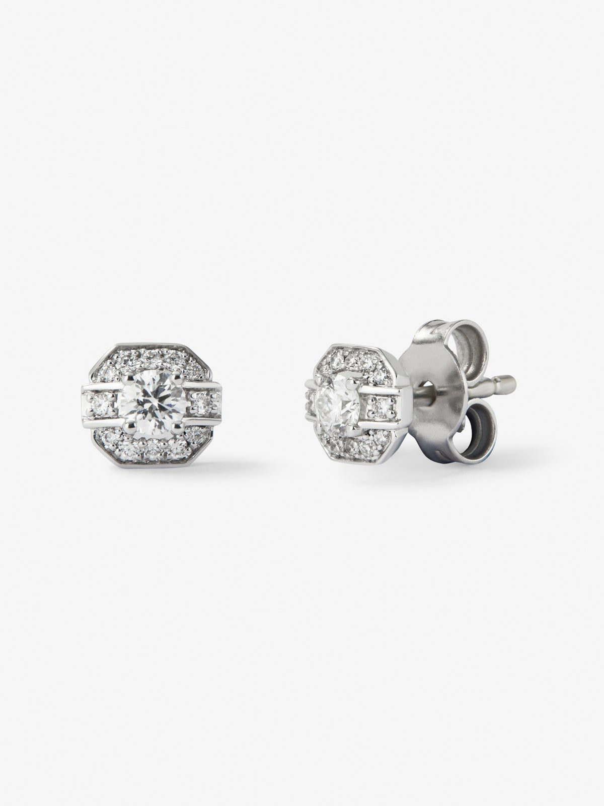 Pendientes de oro blanco de 18K con 2 diamantes centrales en talla brillante con un total de 0,2 cts y orla de 24 diamantes en talla brillante con un total de 0,1 cts