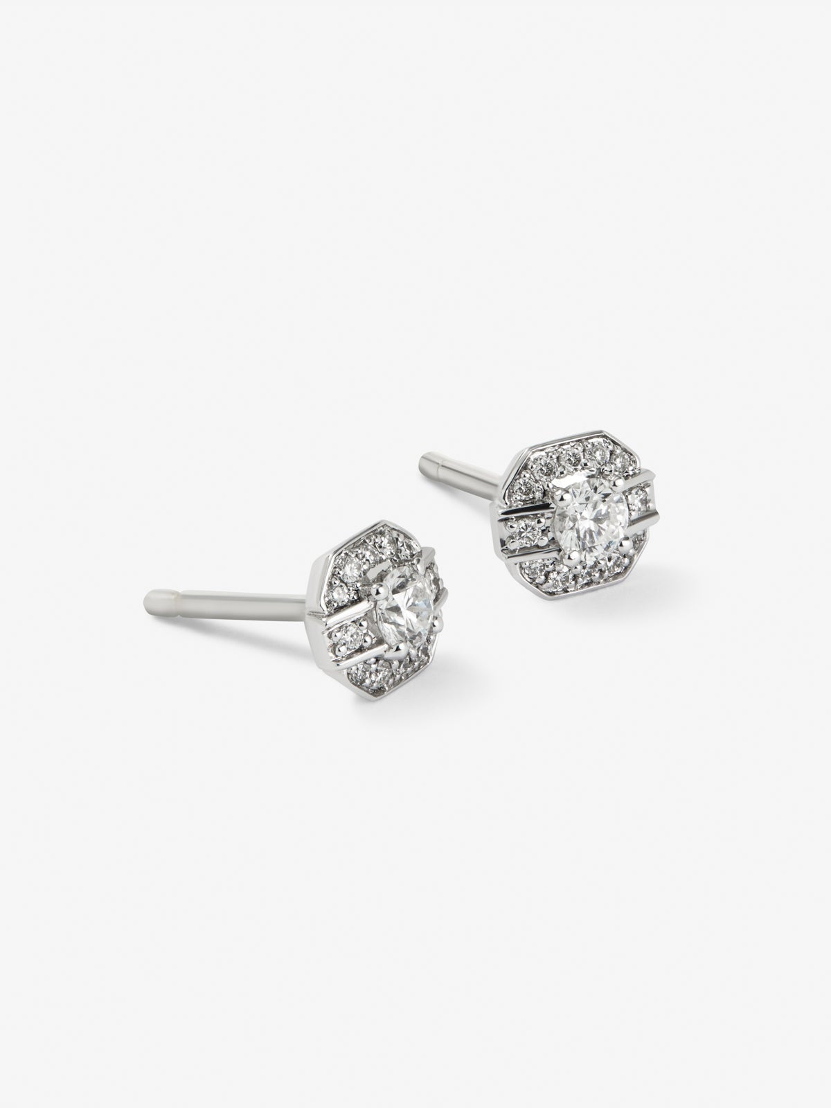 Pendientes de oro blanco de 18K con 2 diamantes centrales en talla brillante con un total de 0,2 cts y orla de 24 diamantes en talla brillante con un total de 0,1 cts