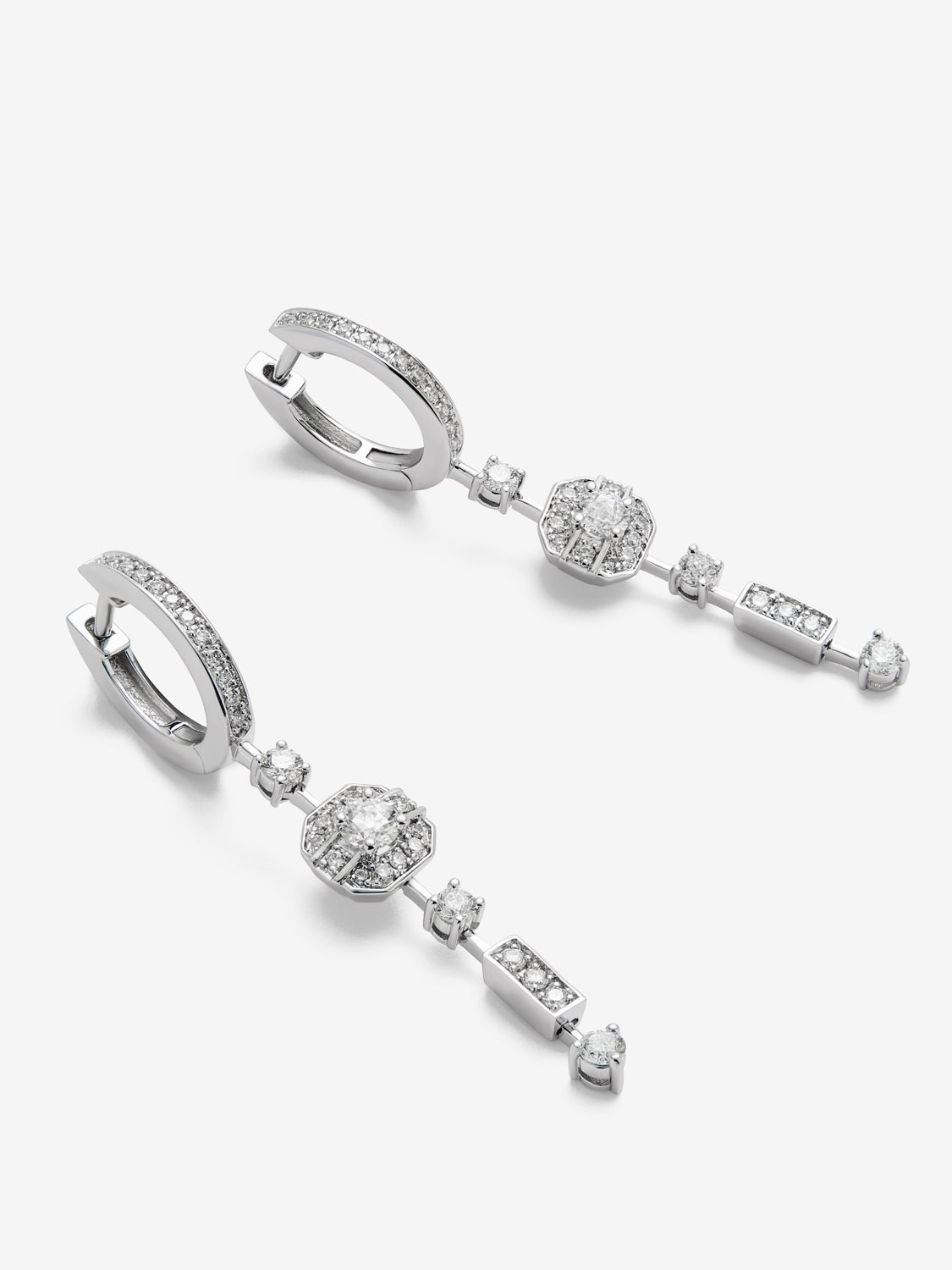 Pendientes de oro blanco de 18K con diamantes en talla brillante con un total de 0,648 cts