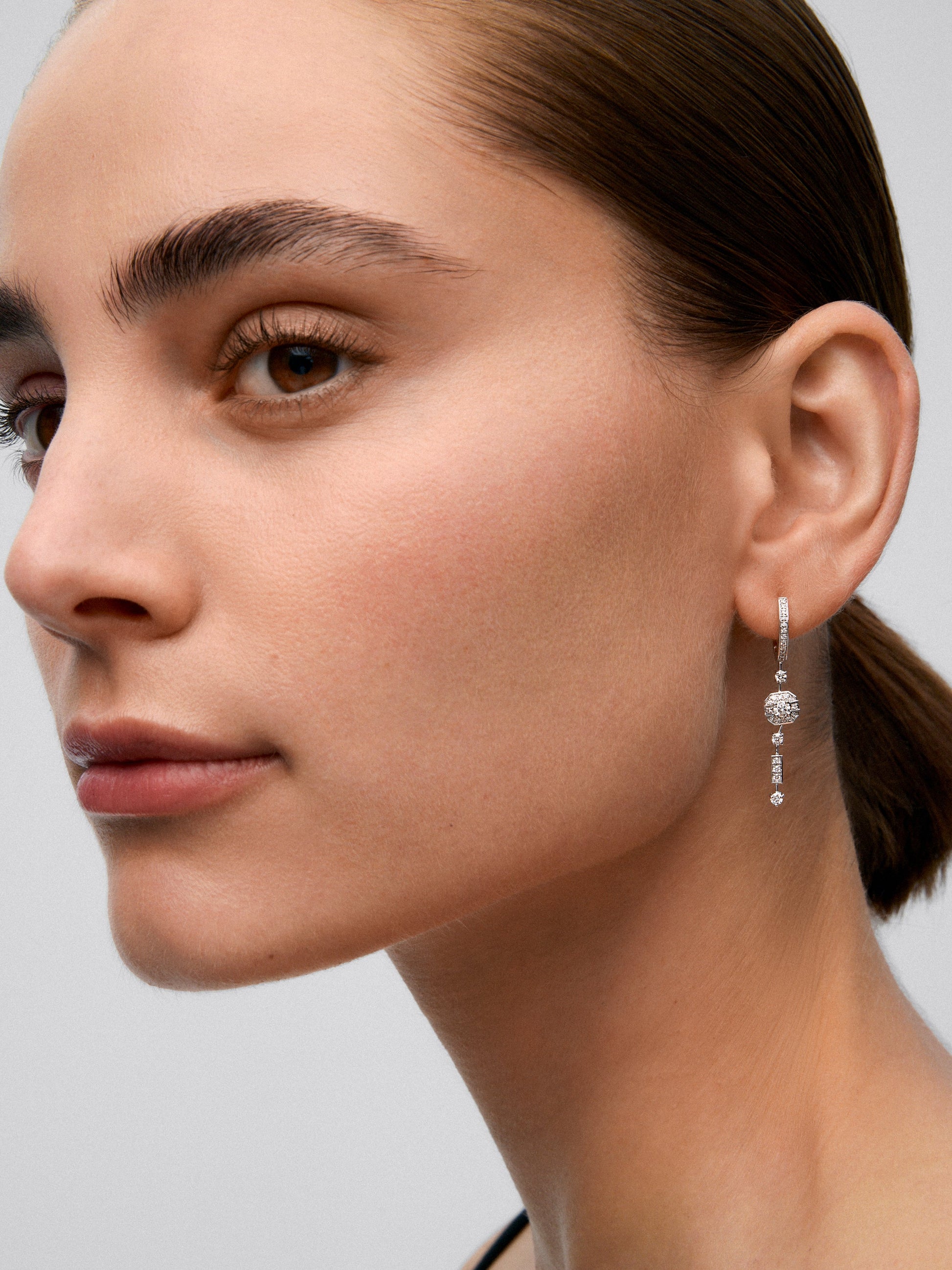 Pendientes de oro blanco de 18K con diamantes en talla brillante con un total de 0,648 cts